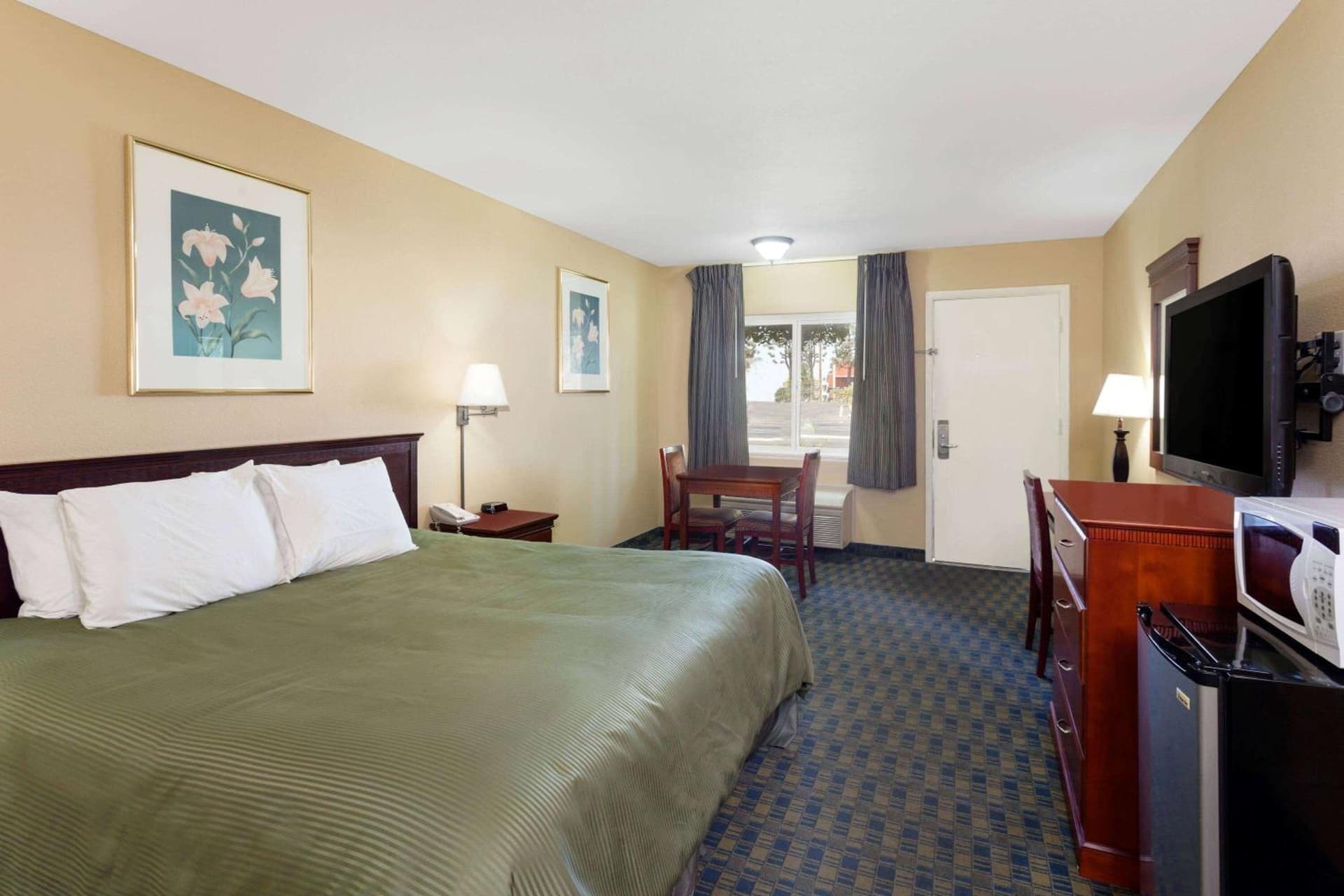 Travelodge by Wyndham Orange County Airport/ Costa Mesa gallery photo in Costa Mesa, CA — image 19