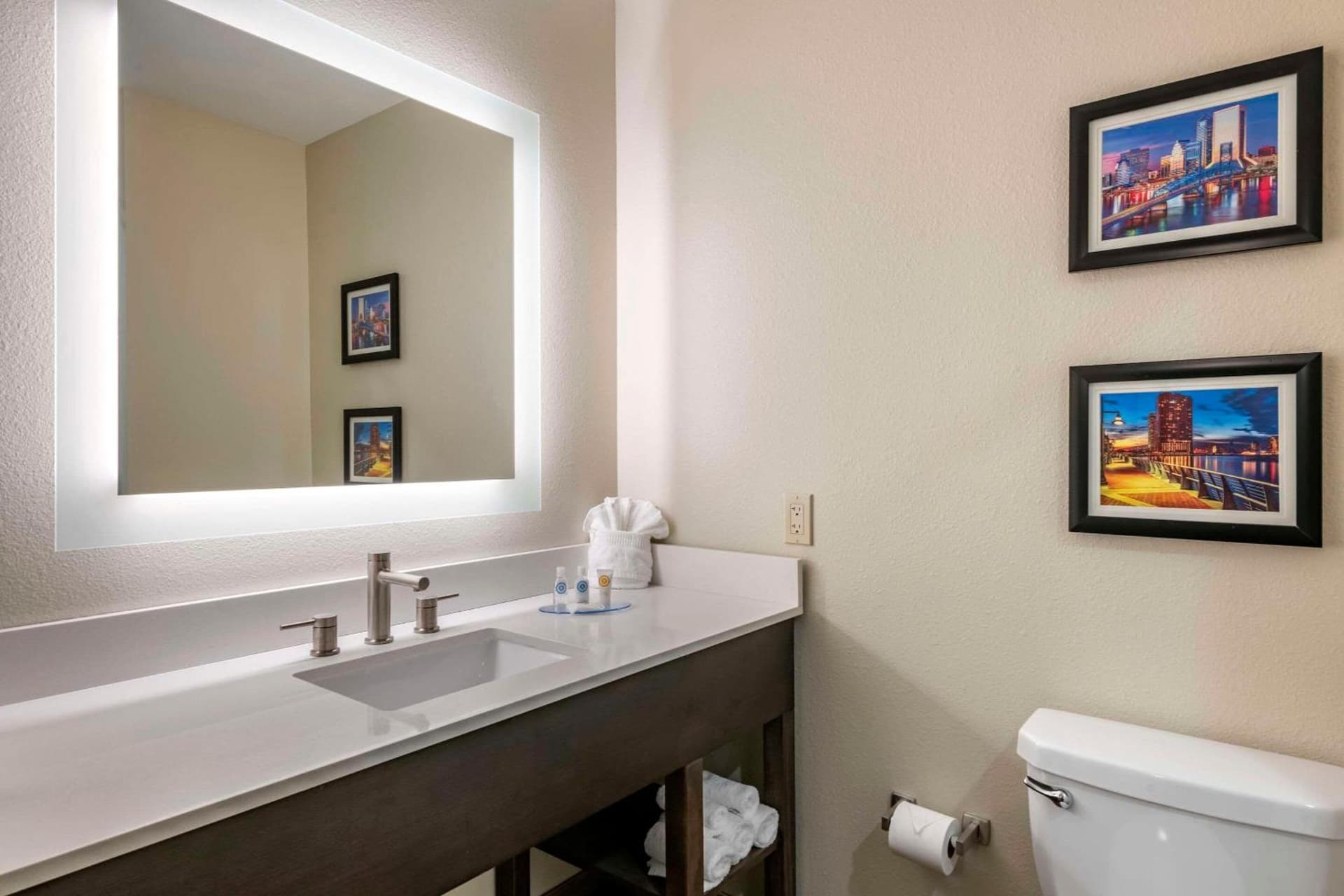 Comfort Inn & Suites Jacksonville - Orange Park Near Naval Air Station gallery photo in Jacksonville, FL — image 4