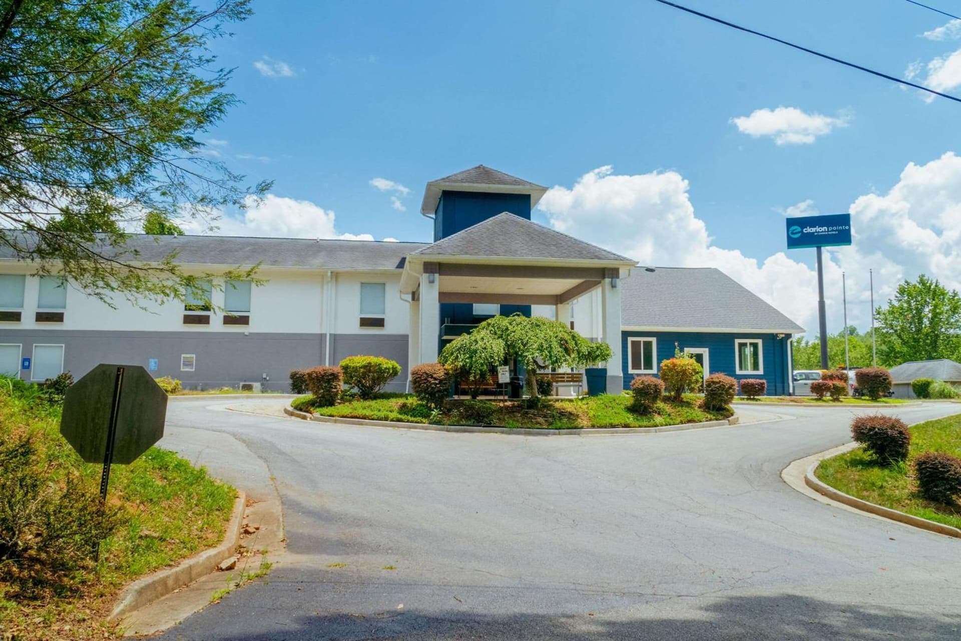 Clarion Pointe-Dillard near Blue Ridge Mountains featured exterior or lobby in Dillard, GA — similar hotel