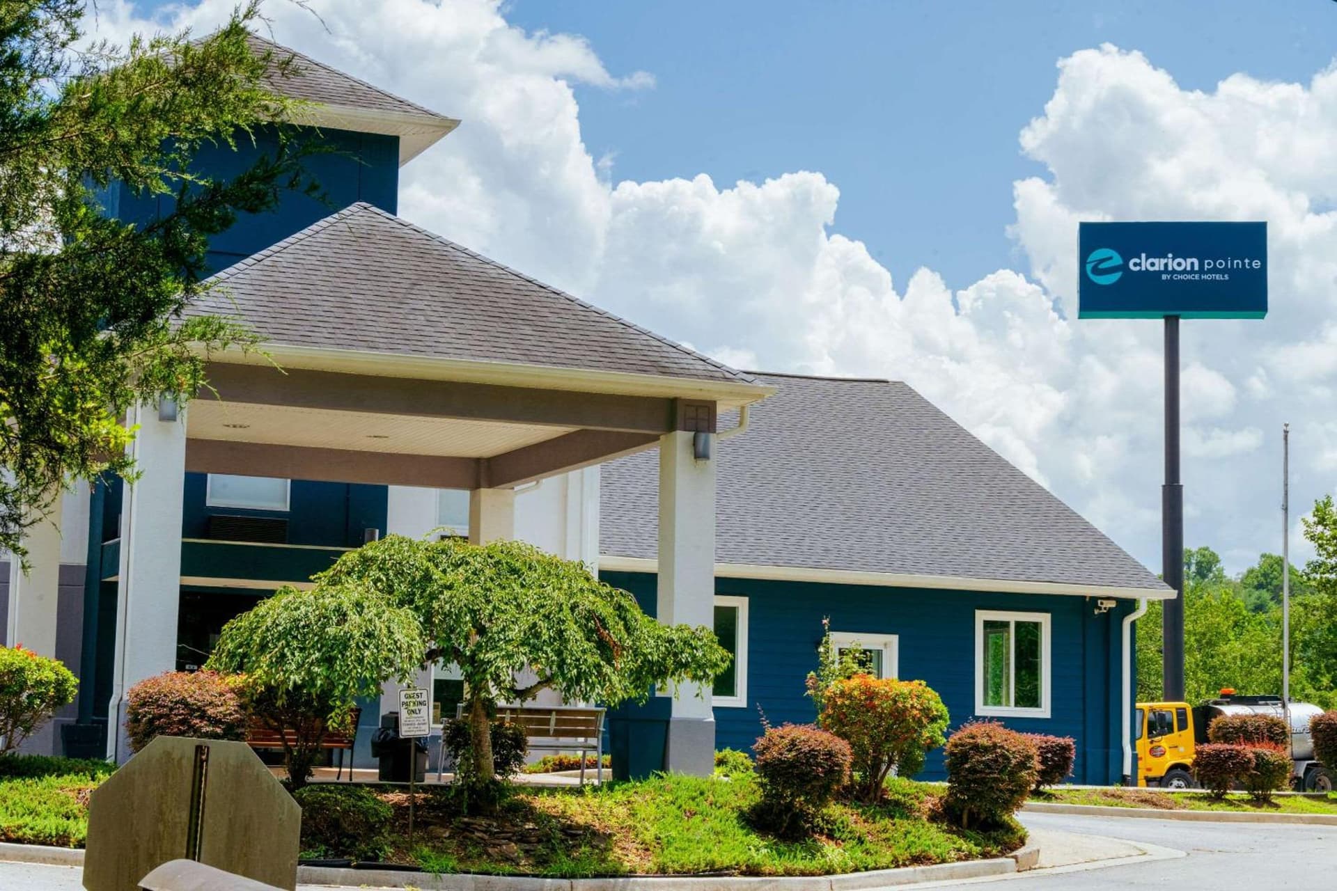 Clarion Pointe-Dillard near Blue Ridge Mountains interior in Dillard, GA — gallery photo 2