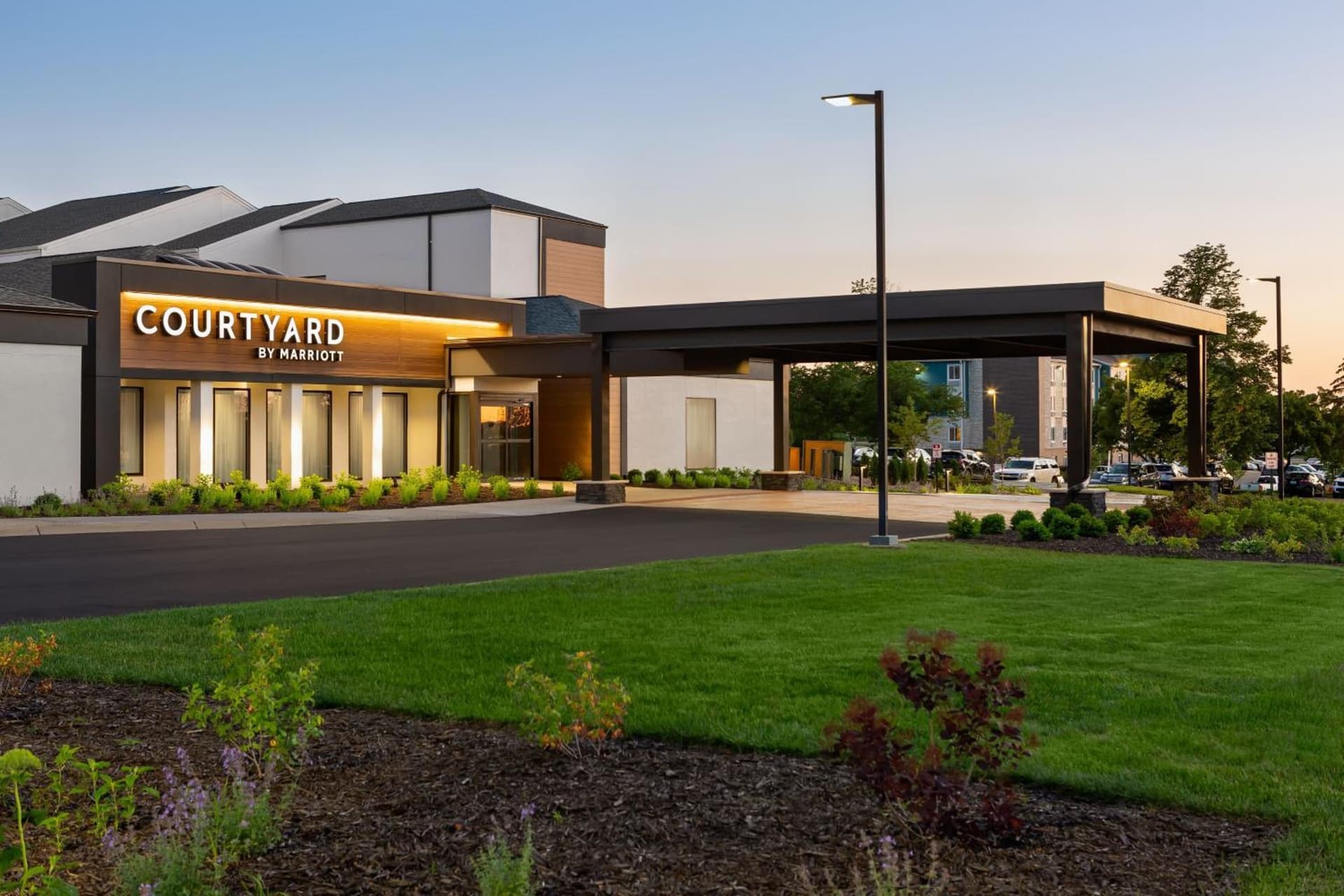 Courtyard by Marriott Minneapolis-St. Paul Airport interior in Mendota Heights, MN — gallery photo 2