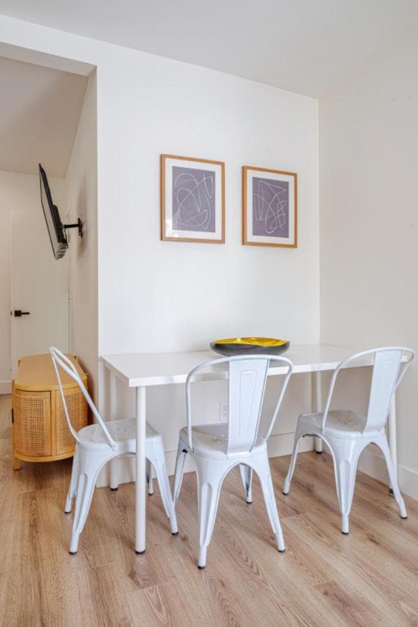 New Guest Studio near Universal Studios sleeps 4 featured exterior or lobby in Los Angeles, CA — similar hotel