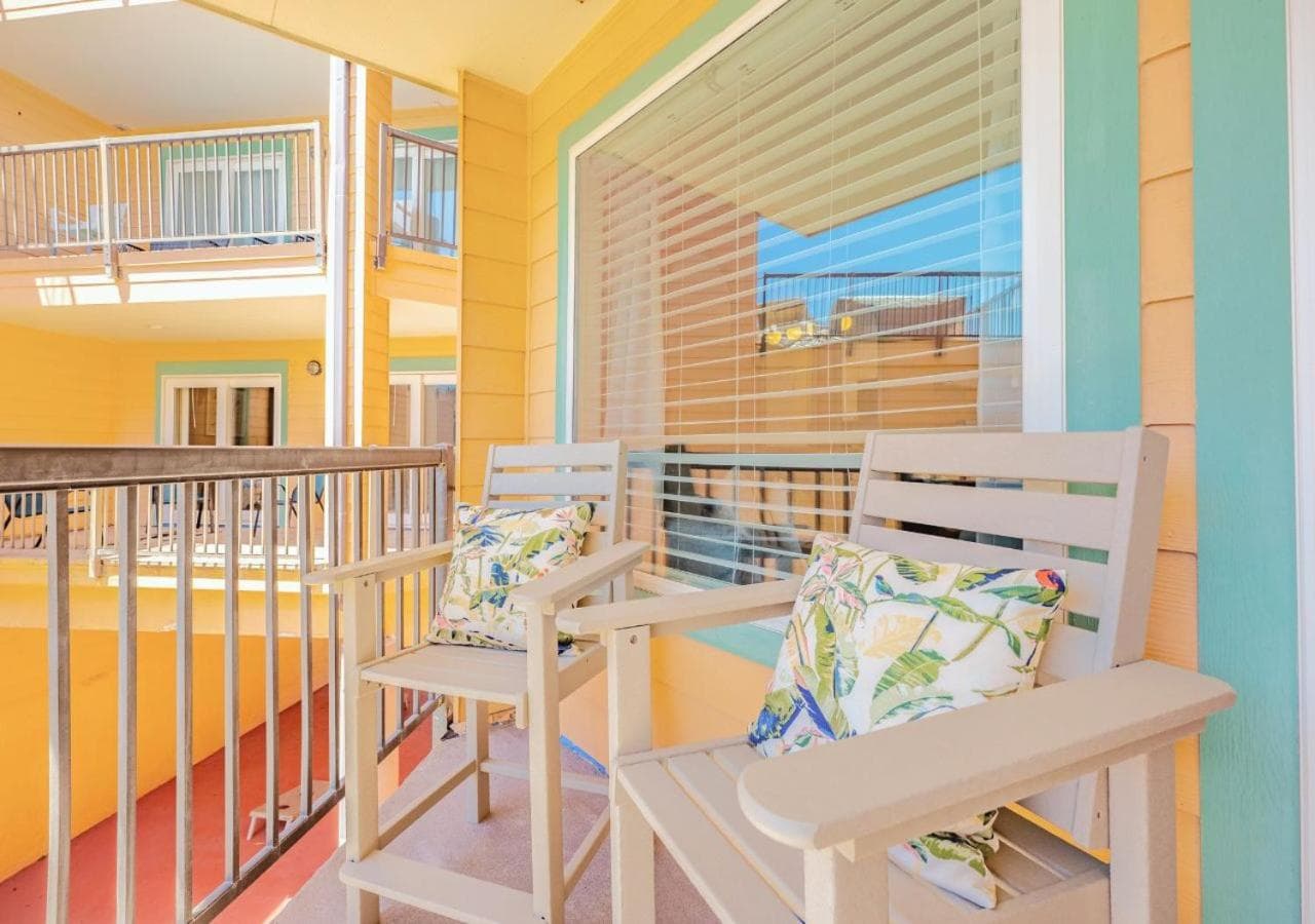 Poolside Paradise interior in Galveston, TX — gallery photo 2