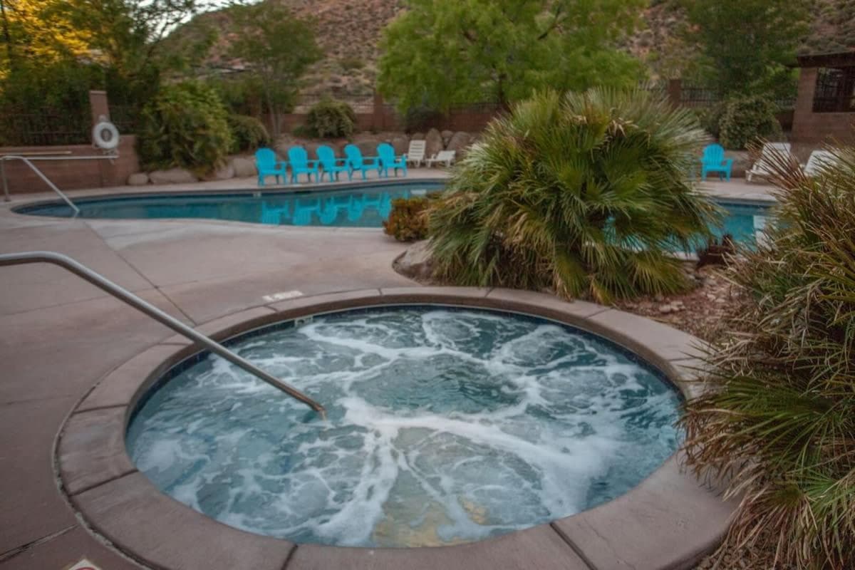 H6 Slick Rock Suite l Ground Floor 2-bedroom Hillside View interior in Hurricane, UT — gallery photo 2