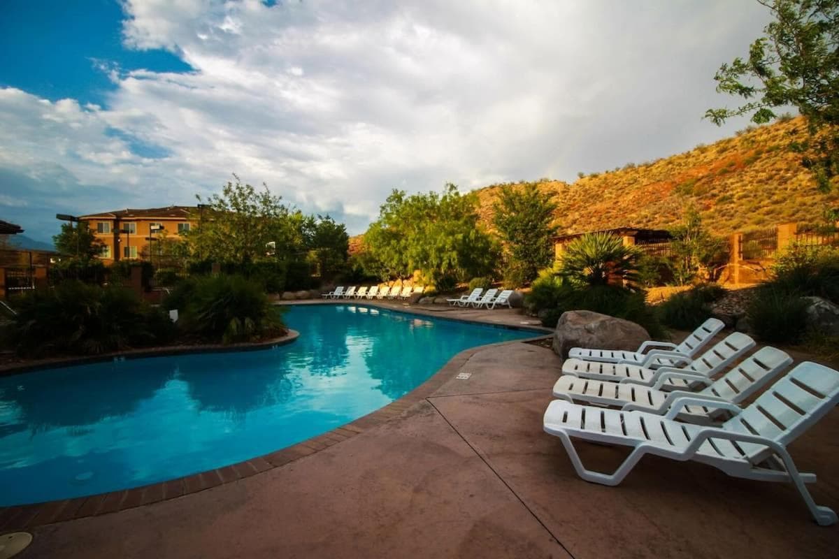 H6 Slick Rock Suite l Ground Floor 2-bedroom Hillside View property views in Hurricane, UT — gallery photo 3