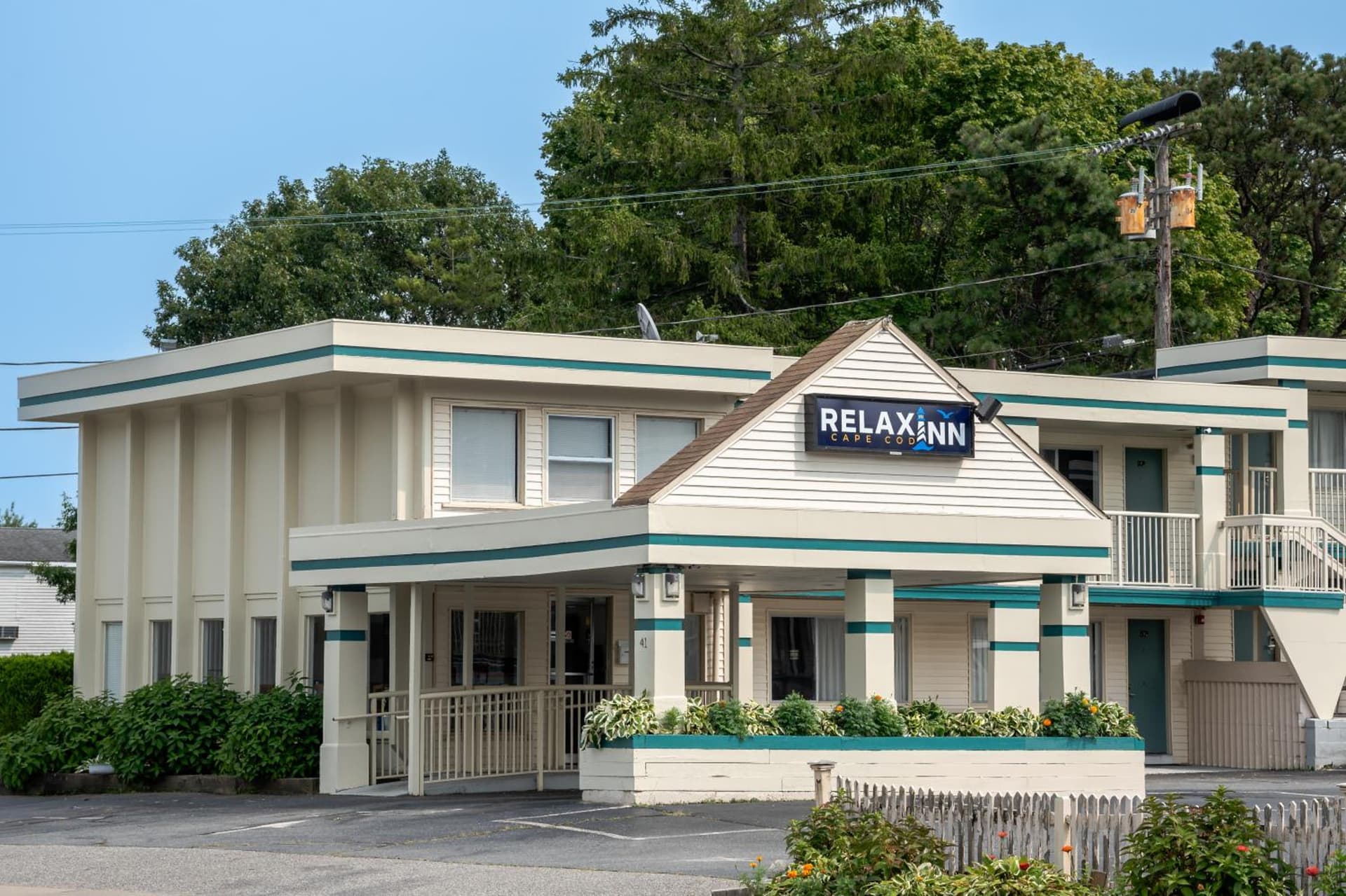 Relax Inn Cape Cod West Yarmouth Hyannis interior in West Yarmouth, MA — gallery photo 2