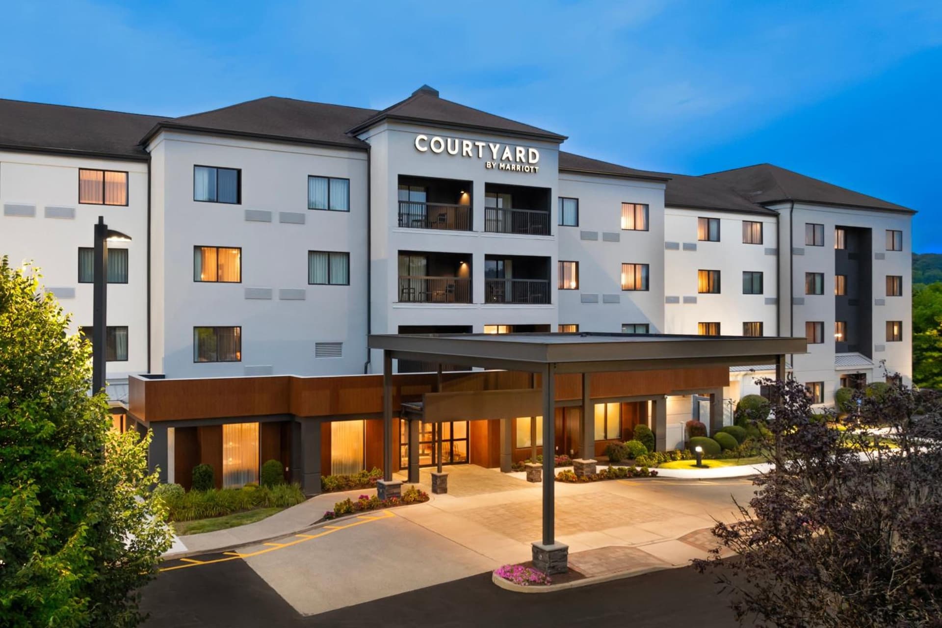 Courtyard by Marriott Danbury interior in Danbury, CT — gallery photo 2