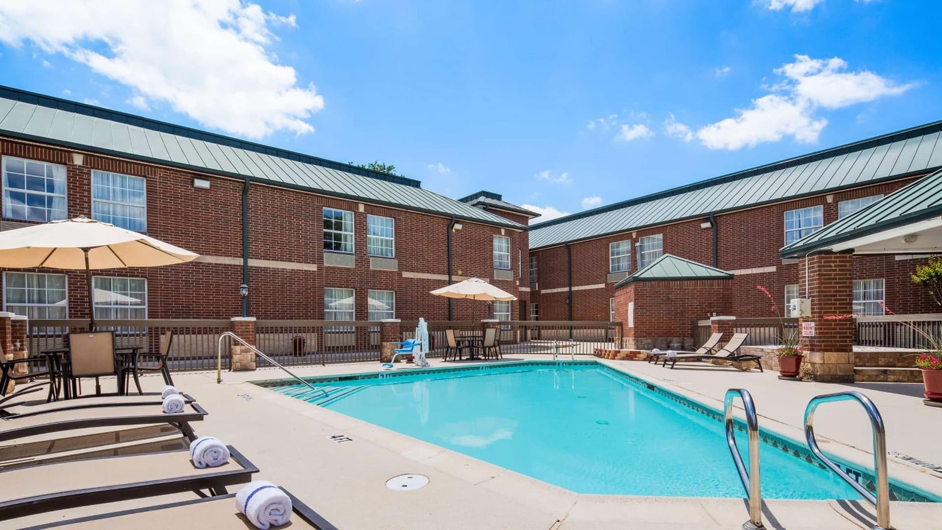 Clarion Pointe Addison - Dallas North property views in Addison, TX — gallery photo 3