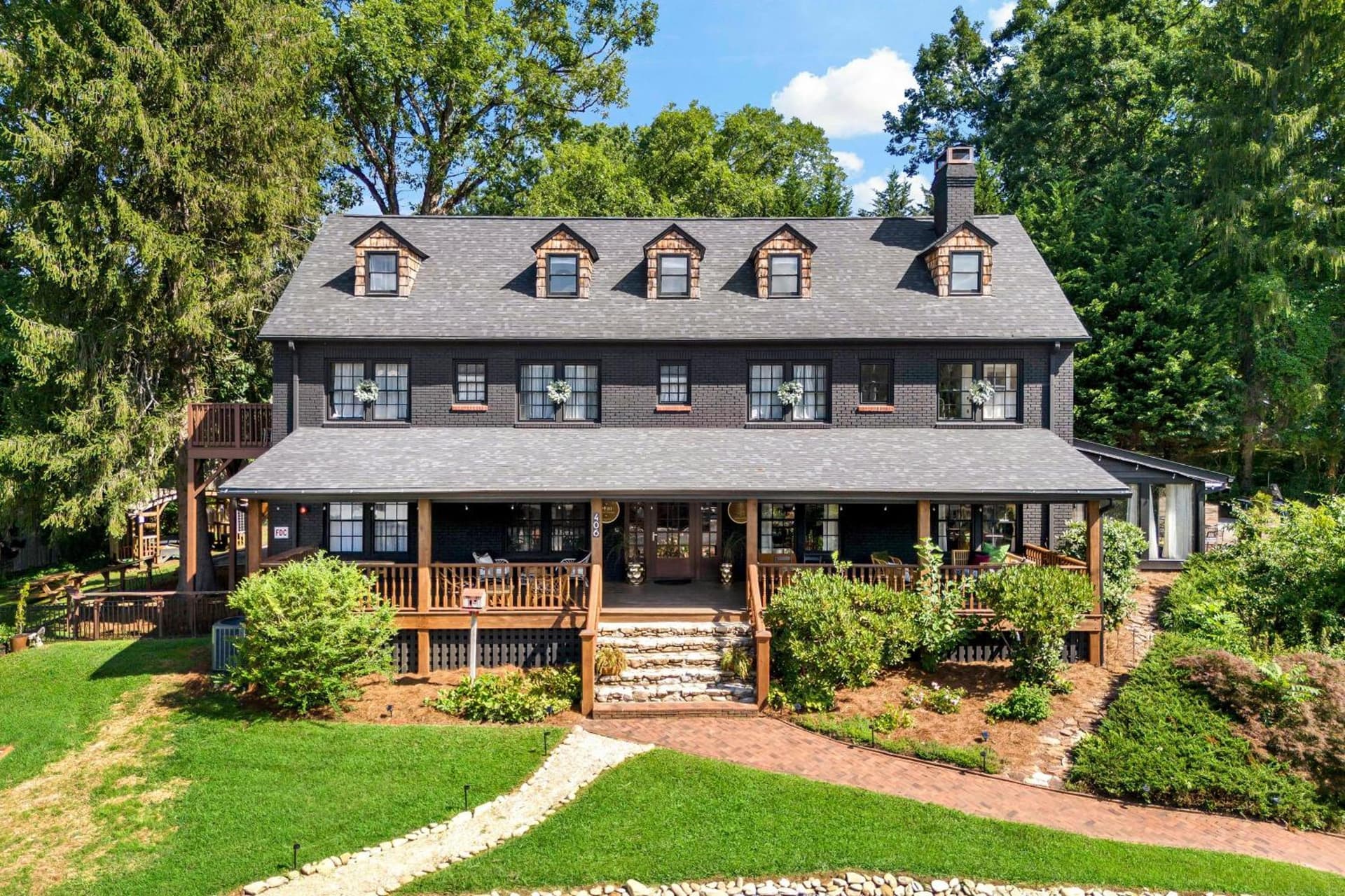Peri Social House — hotel in Black Mountain, North Carolina