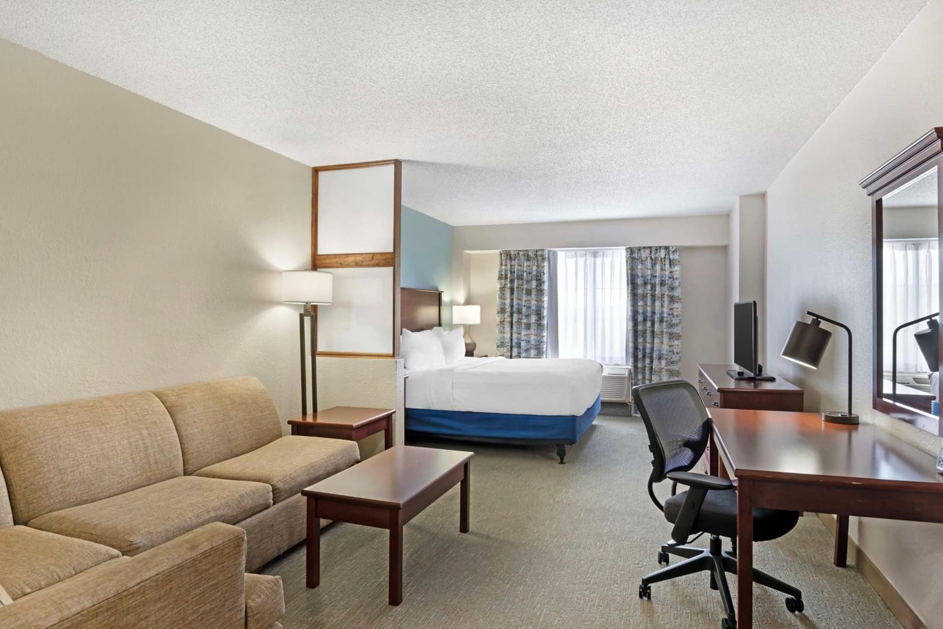Best Western Plus Crossroads Inn & Suites property views in Zion Crossroads, VA — gallery photo 3