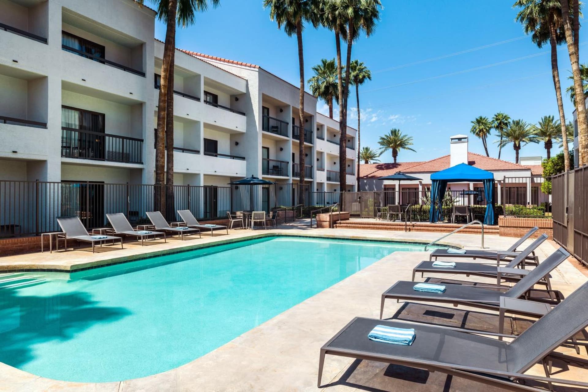 Courtyard by Marriott Phoenix North interior in Phoenix, AZ — gallery photo 2
