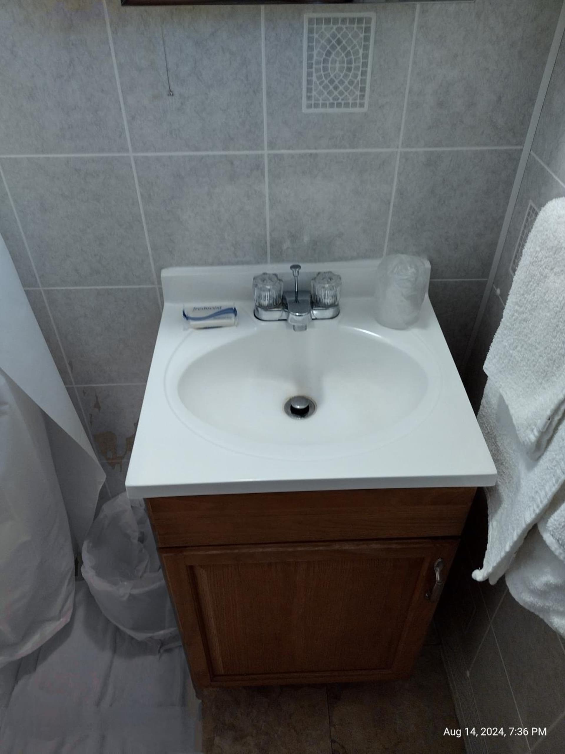 Jeannies Dream Motel interior in Richfield Springs, NY — gallery photo 2