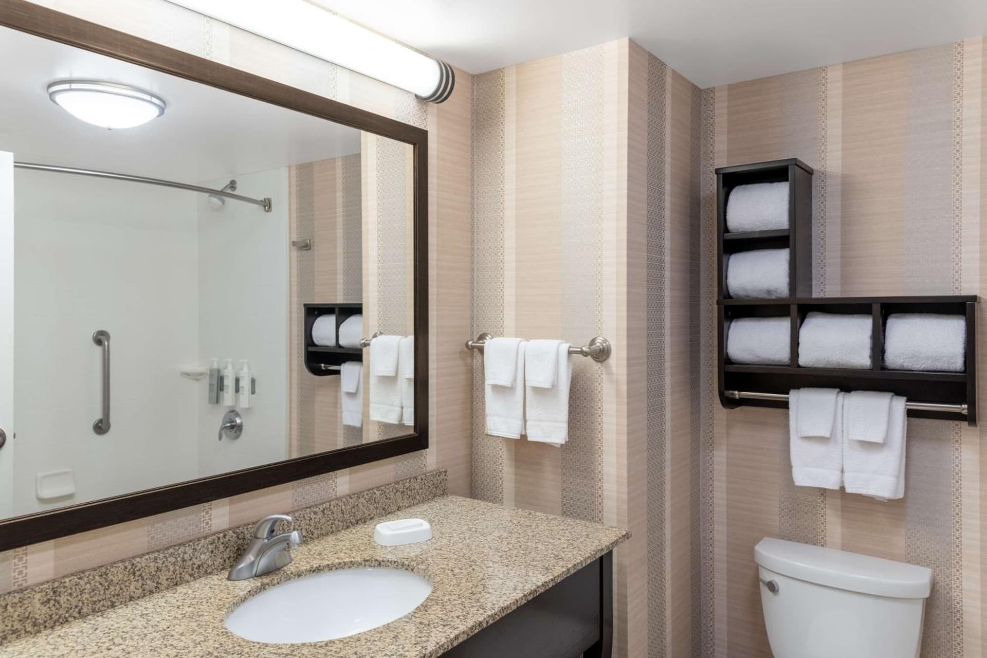 Hampton Inn & Suites Madison Downtown gallery photo in Madison, WI — image 5