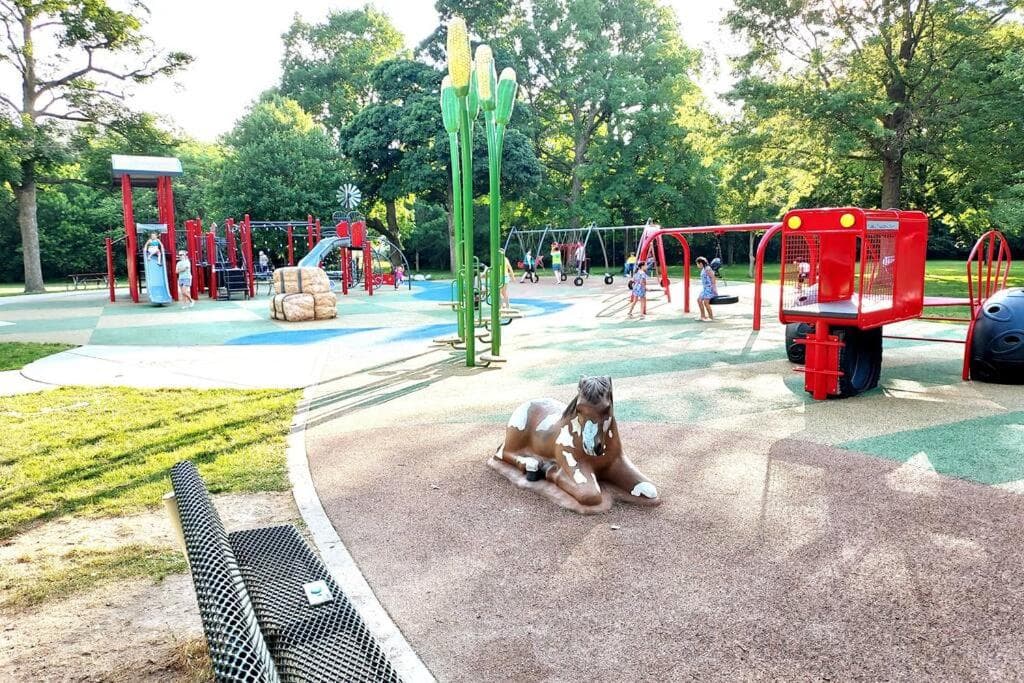 King-size bed with fenced in backyard! — hotel in Bourbonnais, Illinois