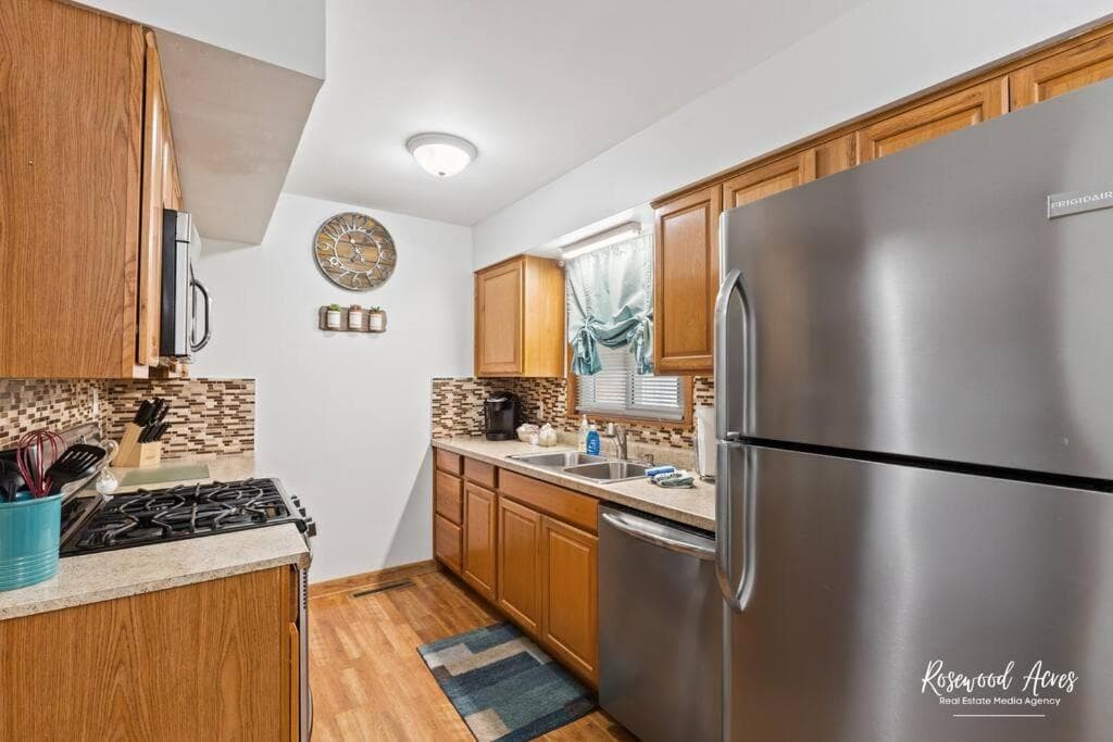 King-size bed with fenced in backyard! interior in Bourbonnais, IL — gallery photo 2