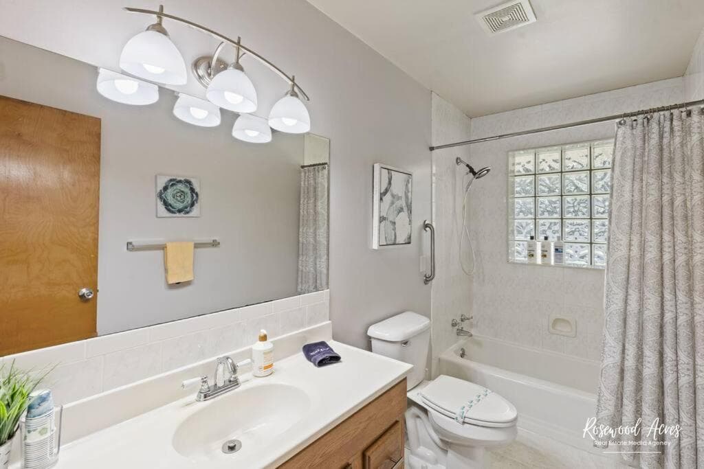 King-size bed with fenced in backyard! property views in Bourbonnais, IL — gallery photo 3