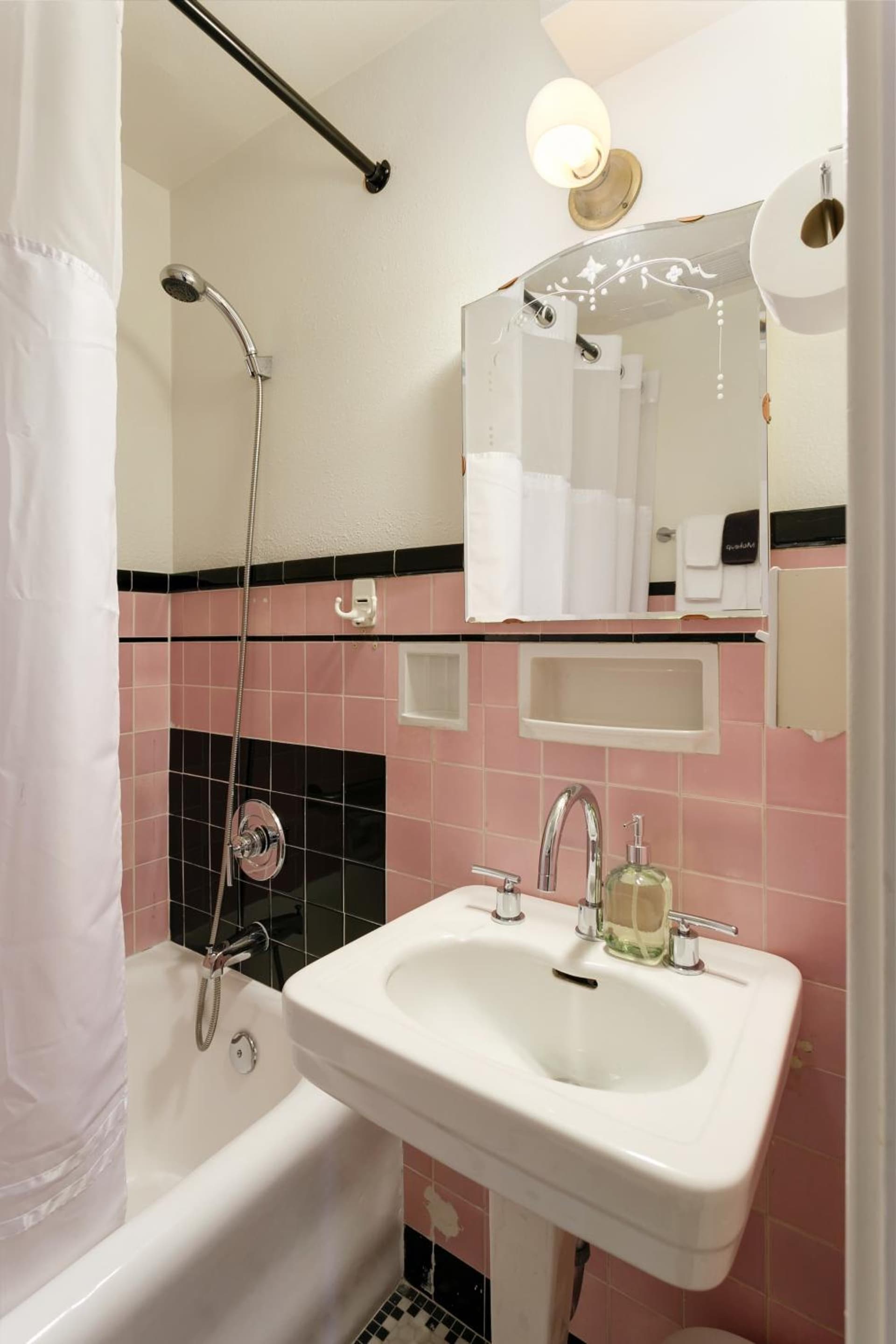 Hotel Leo gallery photo in Bellingham, WA — image 63