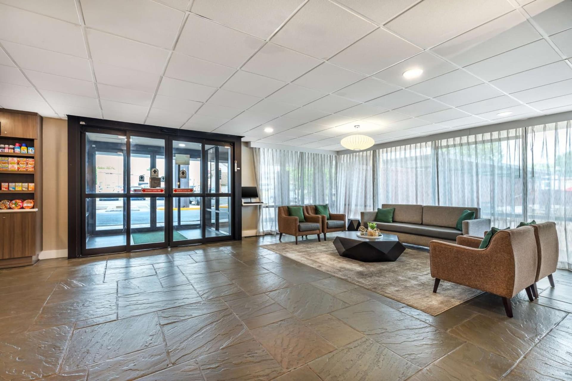 Best Western Plus Laurel interior in Laurel, MD — gallery photo 2