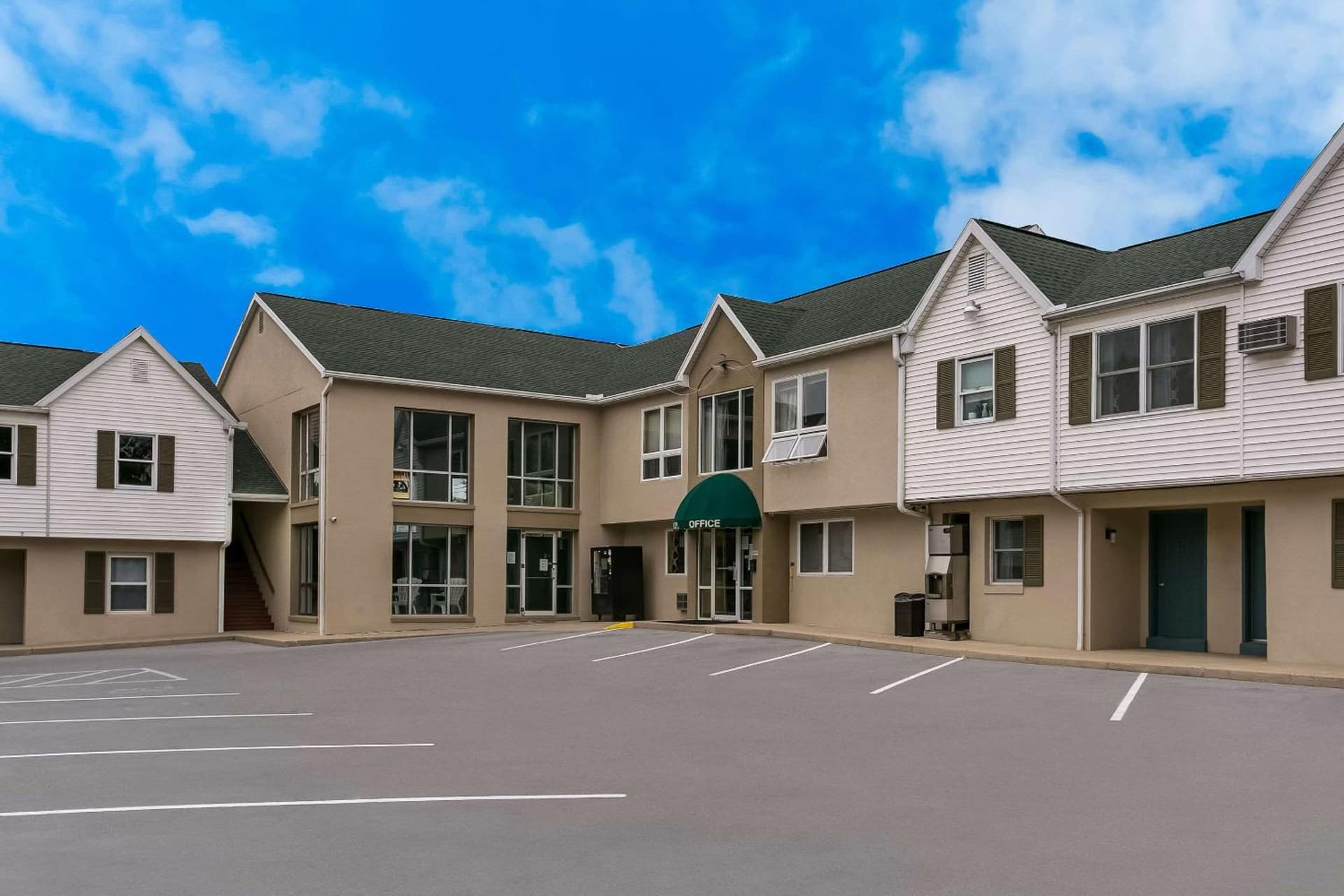 Rodeway Inn & Suites Hershey Chocolate Avenue property views in Hershey, PA — gallery photo 3