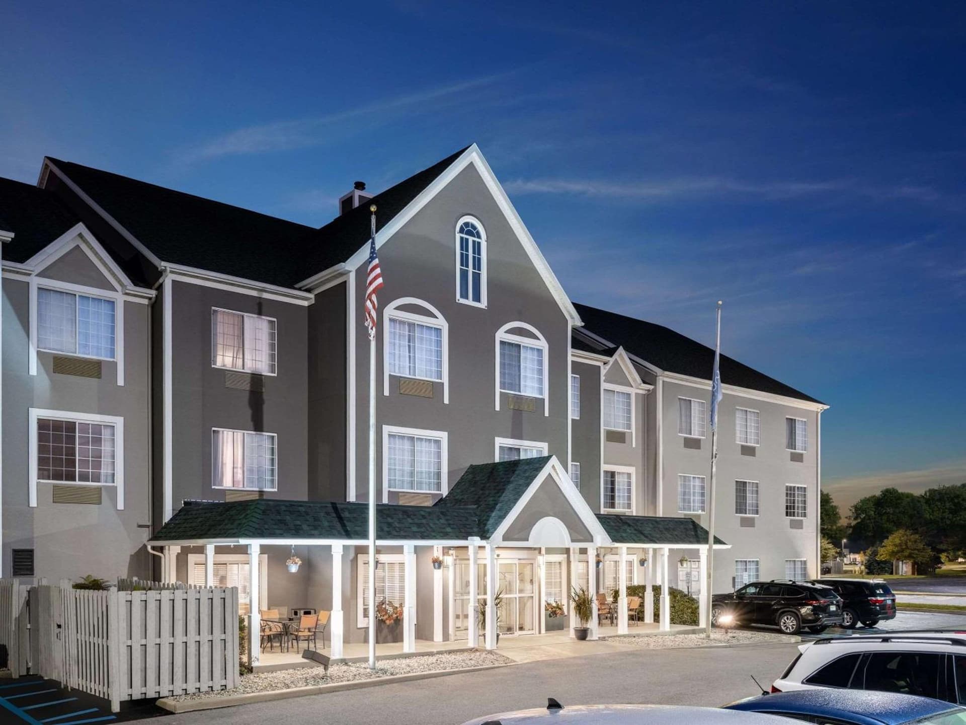 Country Inn & Suites by Radisson, Maumee - Toledo featured exterior or lobby in Maumee, OH — similar hotel