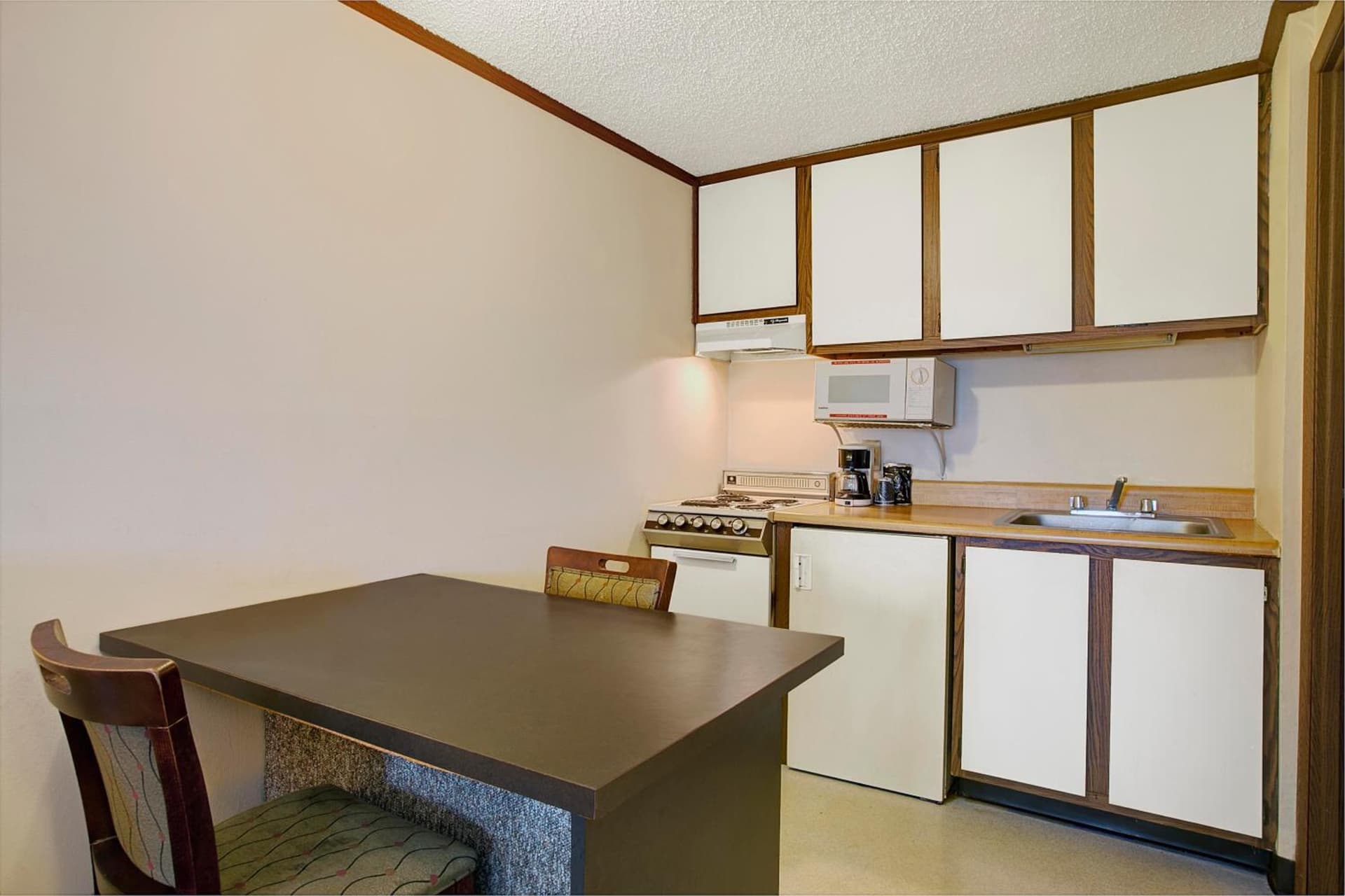 Knights Inn Greensburg interior in Greensburg, PA — gallery photo 2