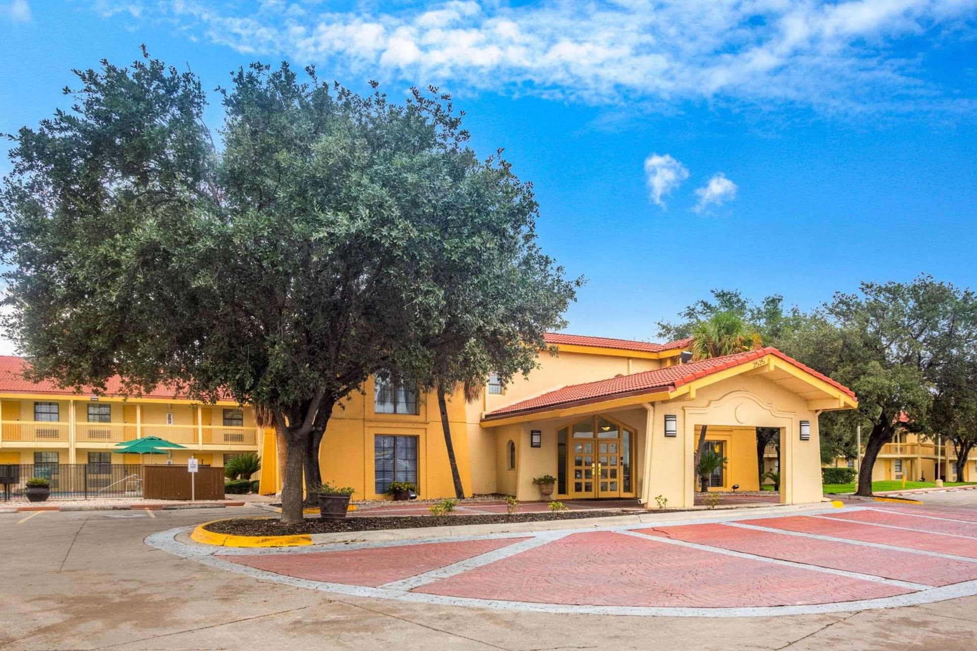 Super 8 by Wyndham Eagle Pass — hotel in Eagle Pass, Texas