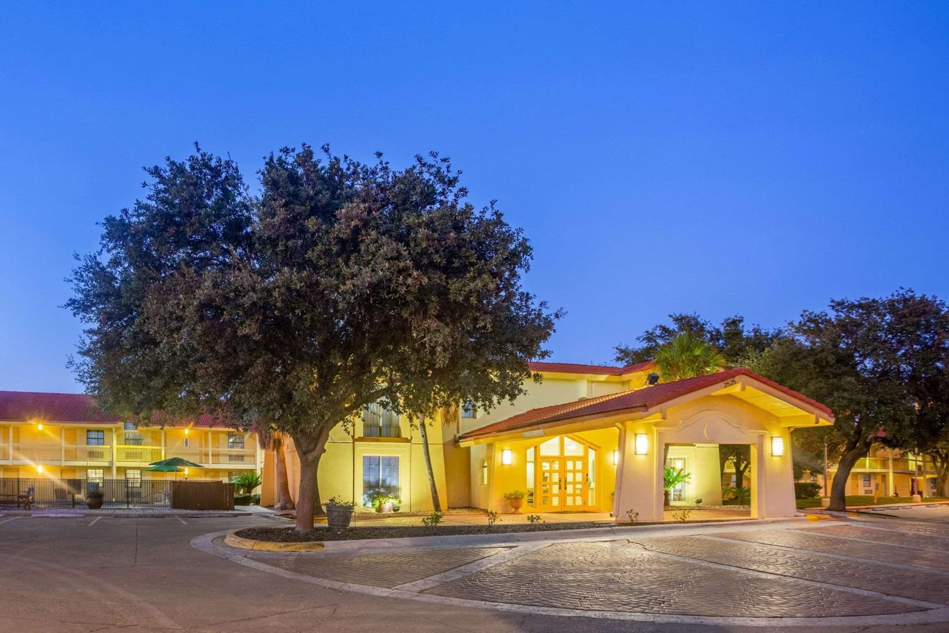 Super 8 by Wyndham Eagle Pass interior in Eagle Pass, TX — gallery photo 2
