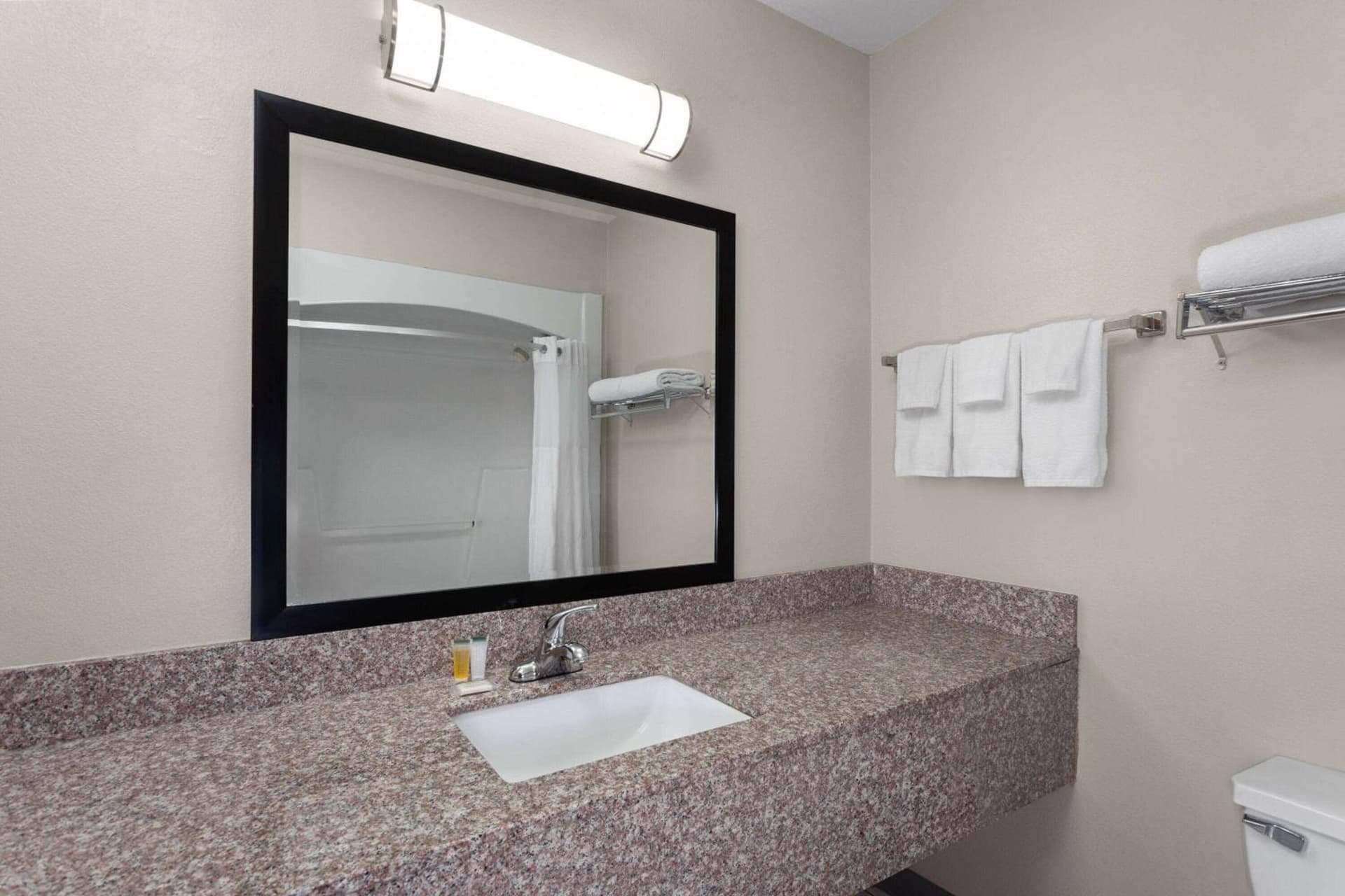 Days Inn & Suites by Wyndham Morris I-80 gallery photo in Morris, IL — image 50