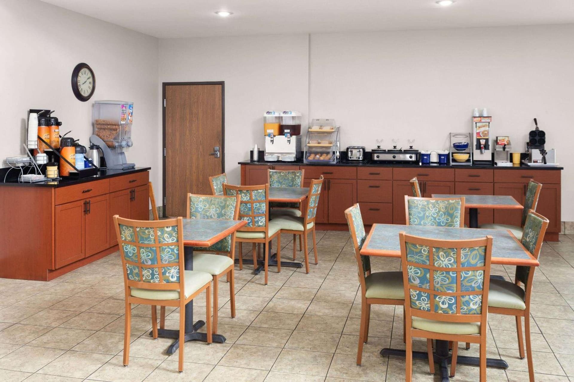 Days Inn & Suites by Wyndham Morris I-80 interior in Morris, IL — gallery photo 2