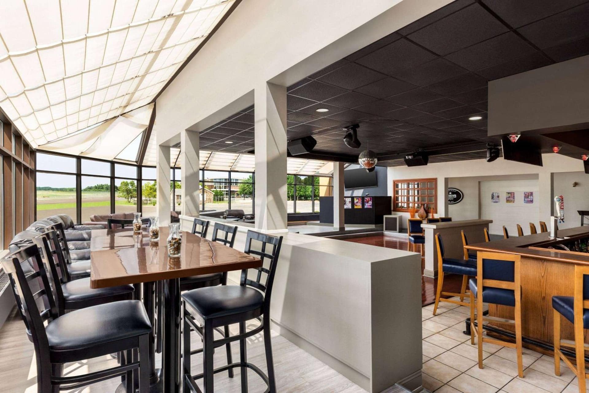 Days Hotel by Wyndham Allentown Airport / Lehigh Valley gallery photo in Allentown, PA — image 21