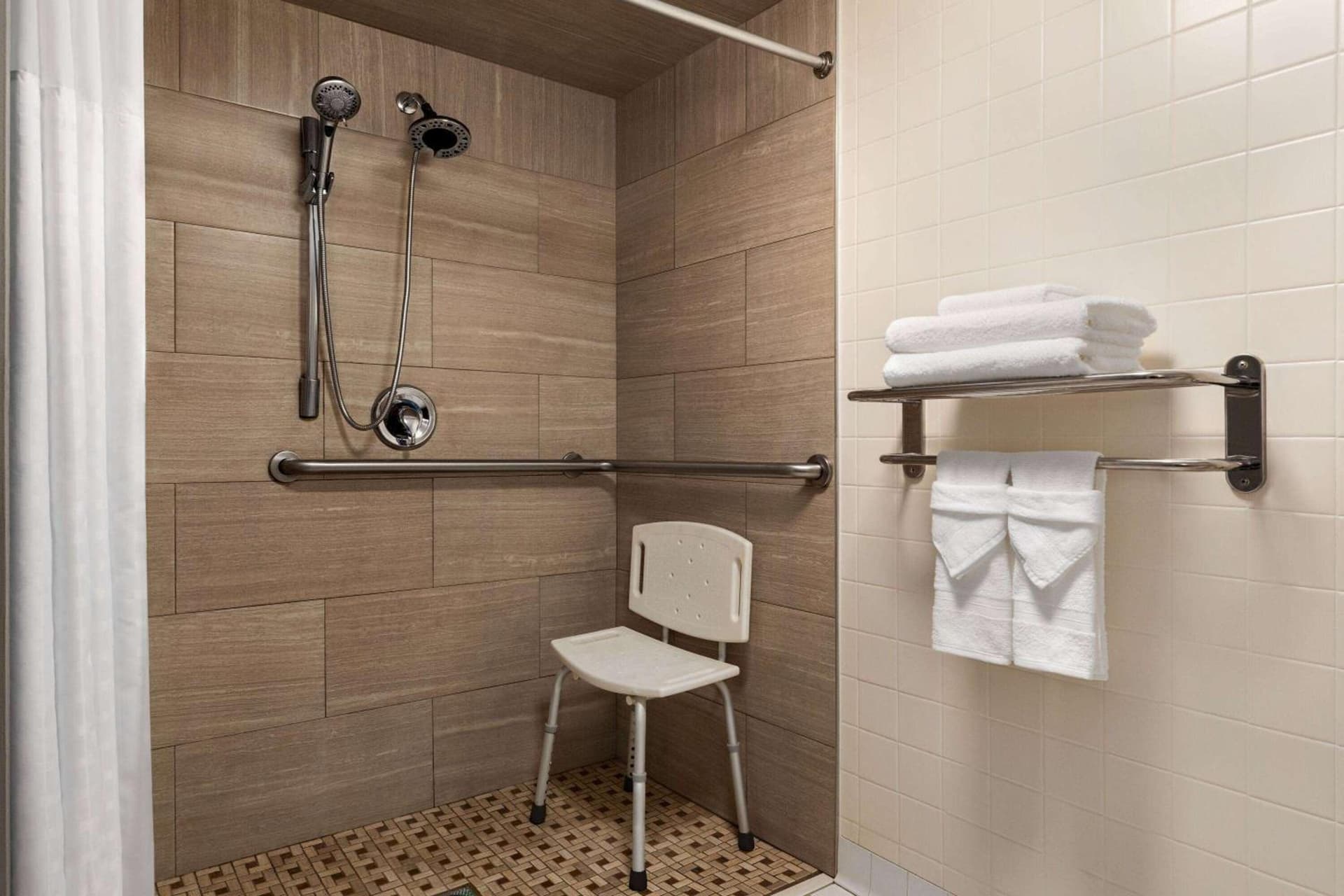 Days Hotel by Wyndham Allentown Airport / Lehigh Valley interior in Allentown, PA — gallery photo 2