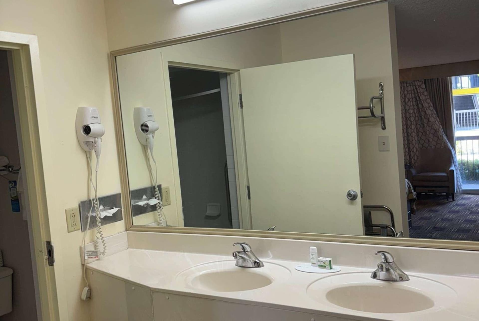 Baymont by Wyndham Johnson City interior in Johnson City, TN — gallery photo 2
