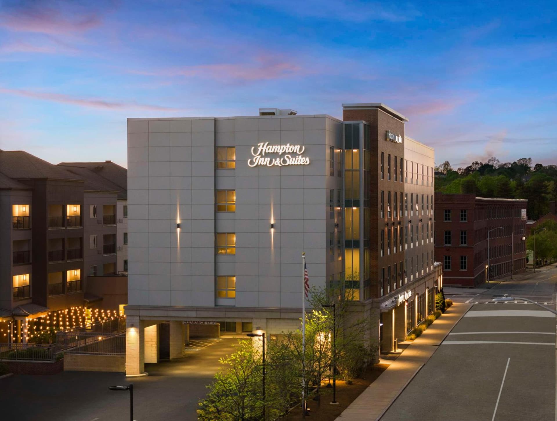 Hampton Inn & Suites-Worcester, MA interior in Worcester, MA — gallery photo 2