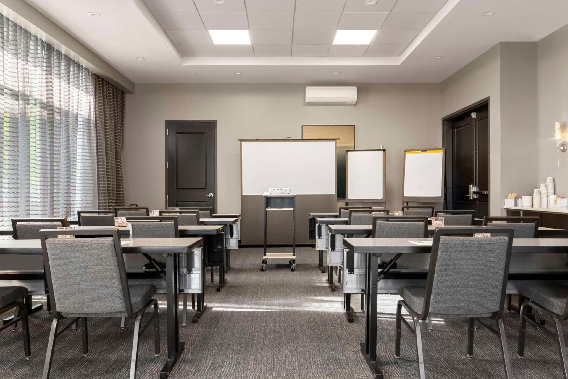 Hampton Inn & Suites-Worcester, MA interior in Worcester, MA — gallery photo 2