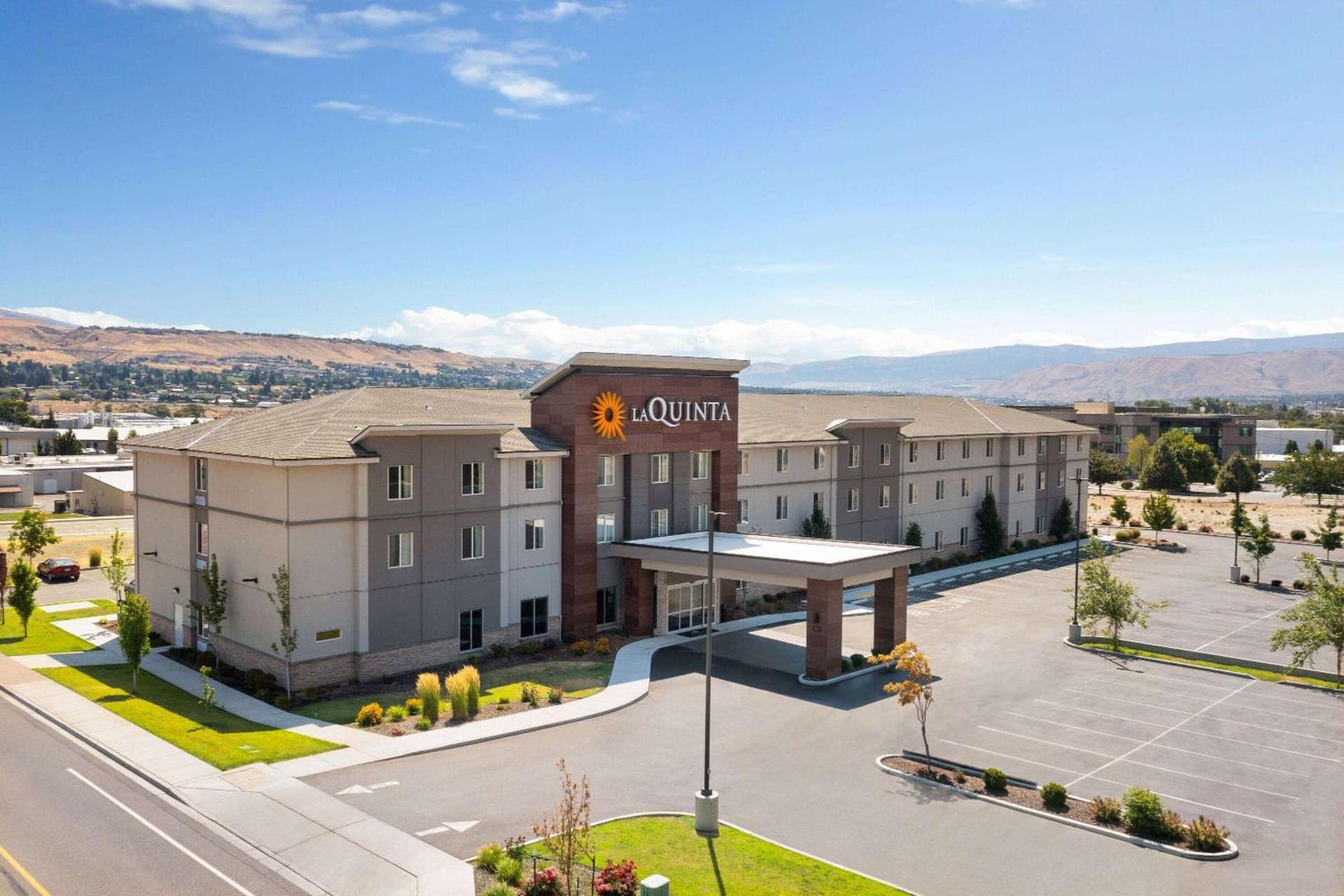 La Quinta Inn & Suites by Wyndham Wenatchee featured exterior or lobby in Wenatchee, WA — similar hotel