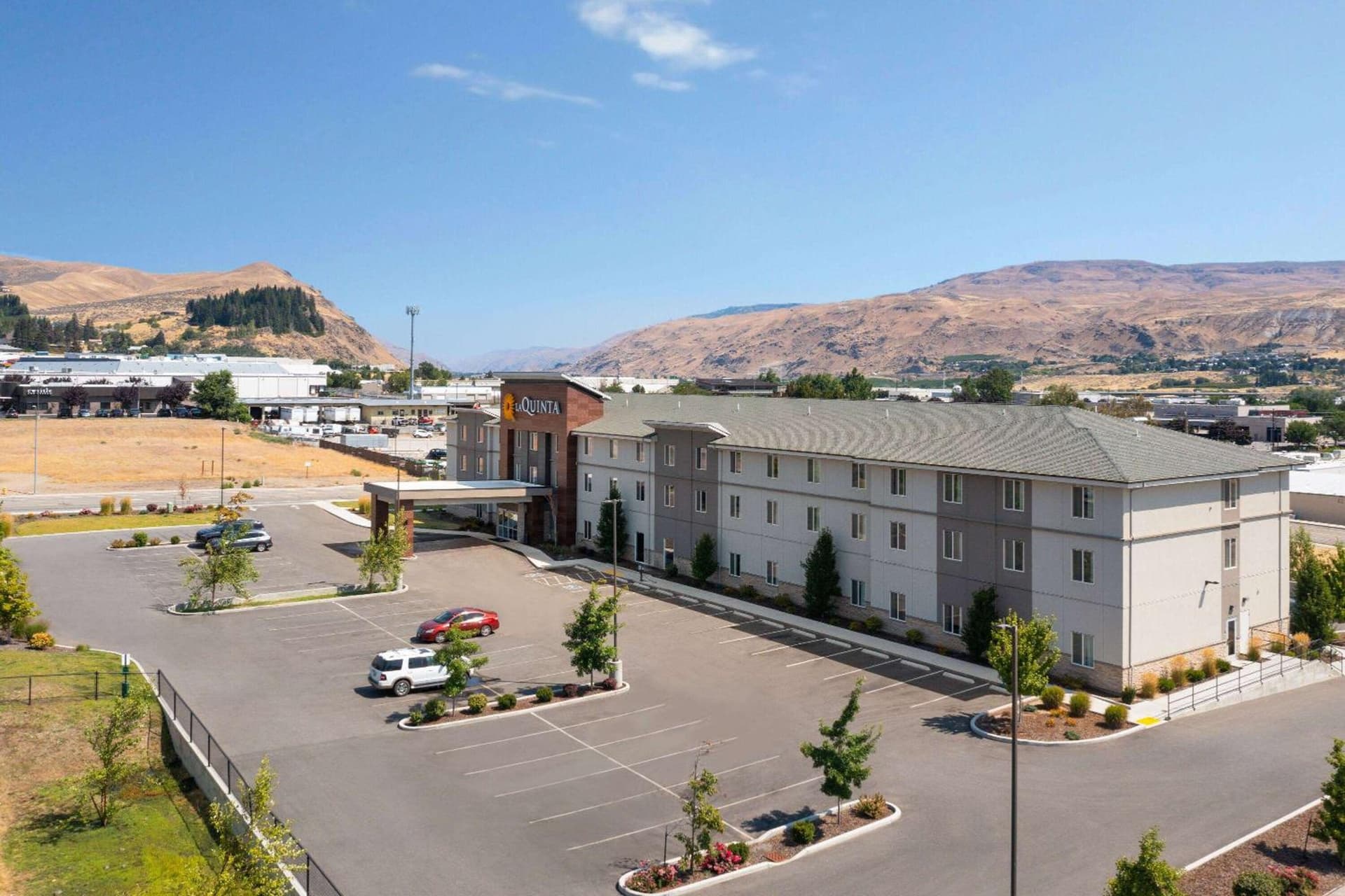 La Quinta Inn & Suites by Wyndham Wenatchee interior in Wenatchee, WA — gallery photo 2