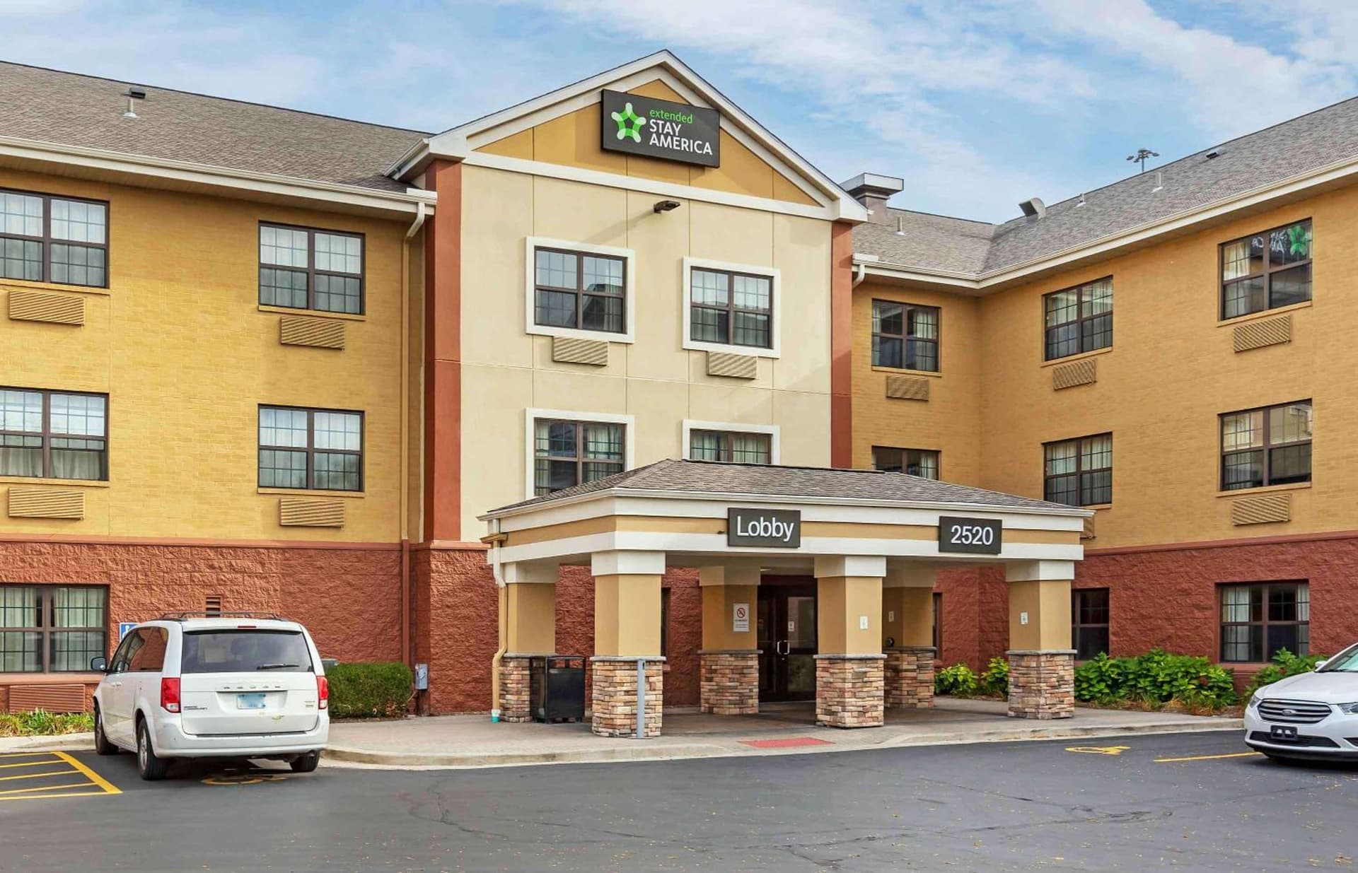Extended Stay America Select Suites - Milwaukee - Waukesha interior in Waukesha, WI — gallery photo 2