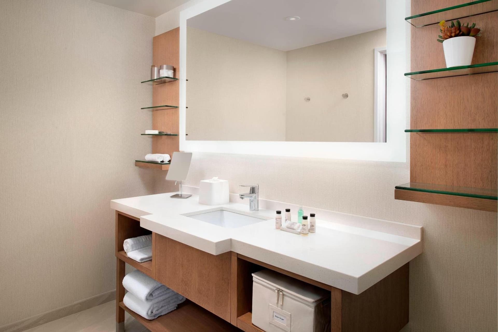 Delta Hotels by Marriott Seattle Everett gallery photo in Everett, WA — image 12