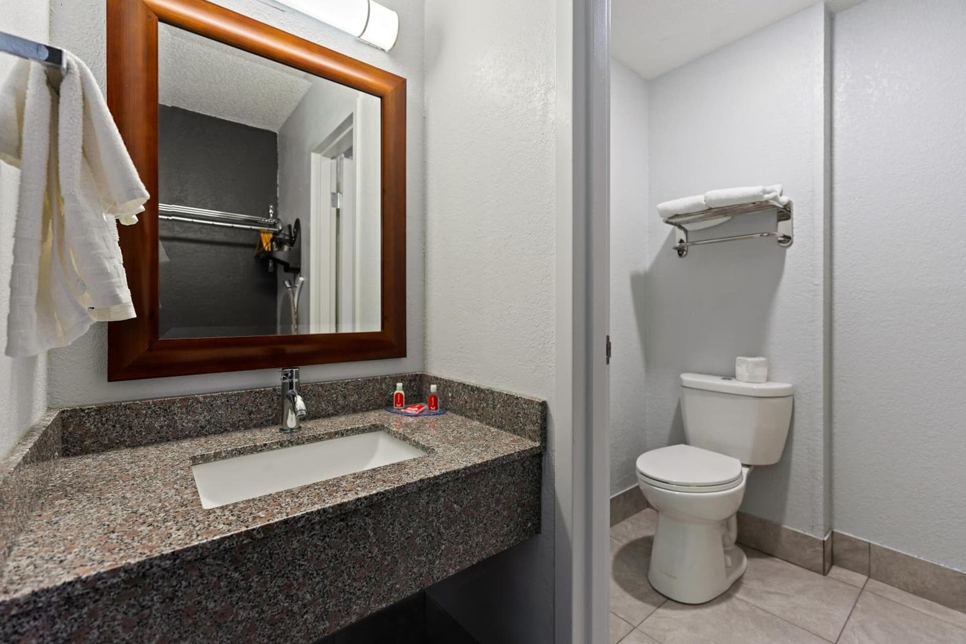 Econo Lodge Rockford Casino Area gallery photo in Rockford, IL — image 21