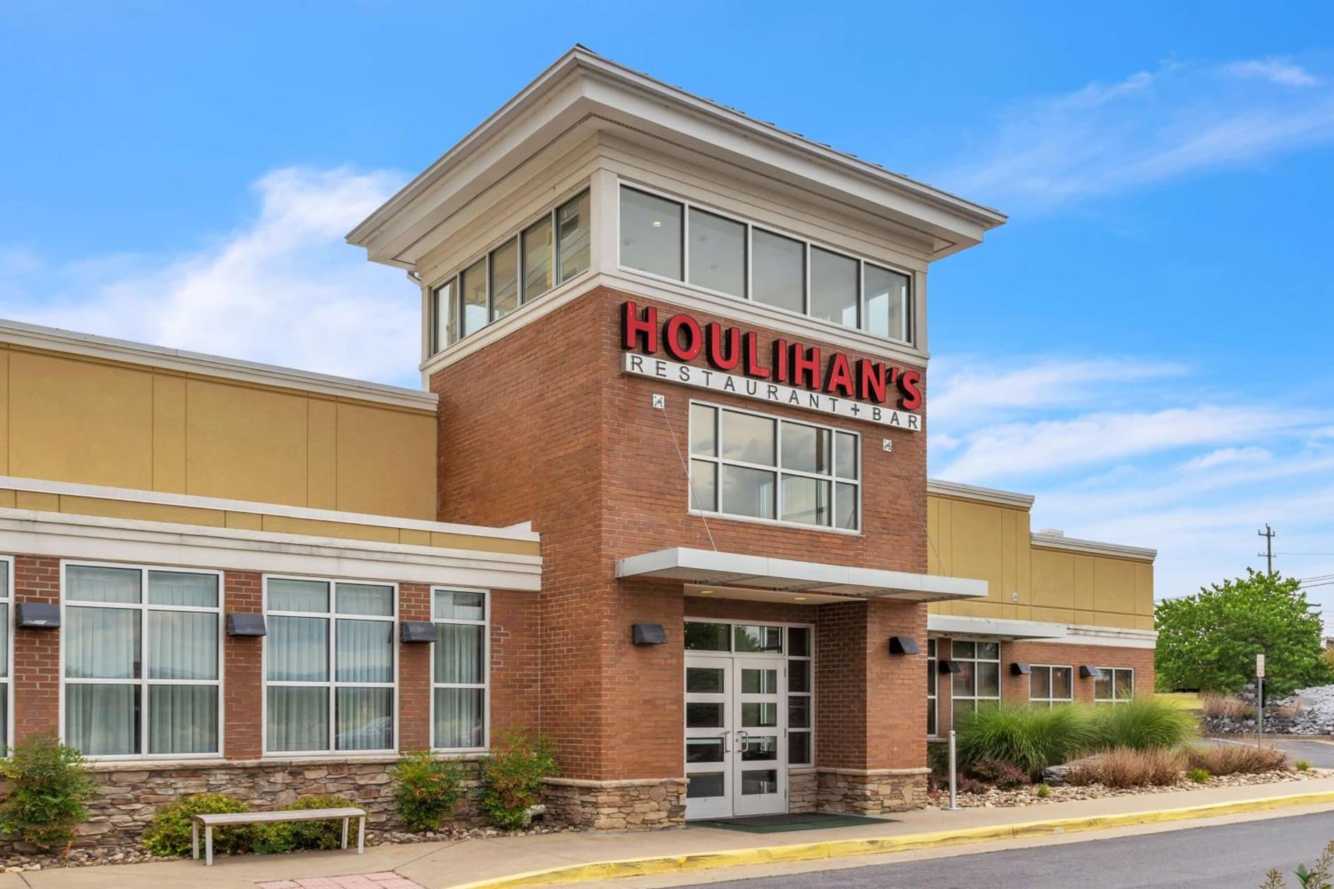 Doubletree By Hilton Front Royal Blue Ridge Shadows interior in Front Royal, VA — gallery photo 2