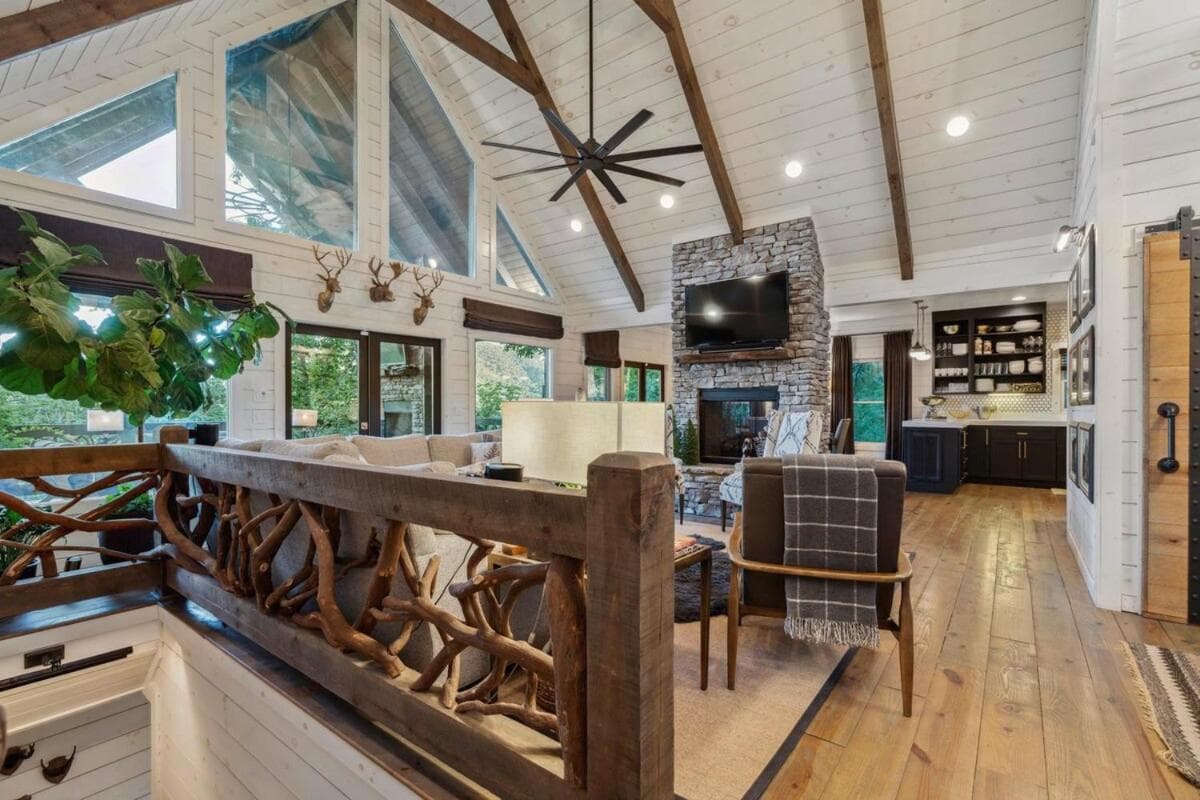 Gaga Heights interior in Blue Ridge, GA — gallery photo 2