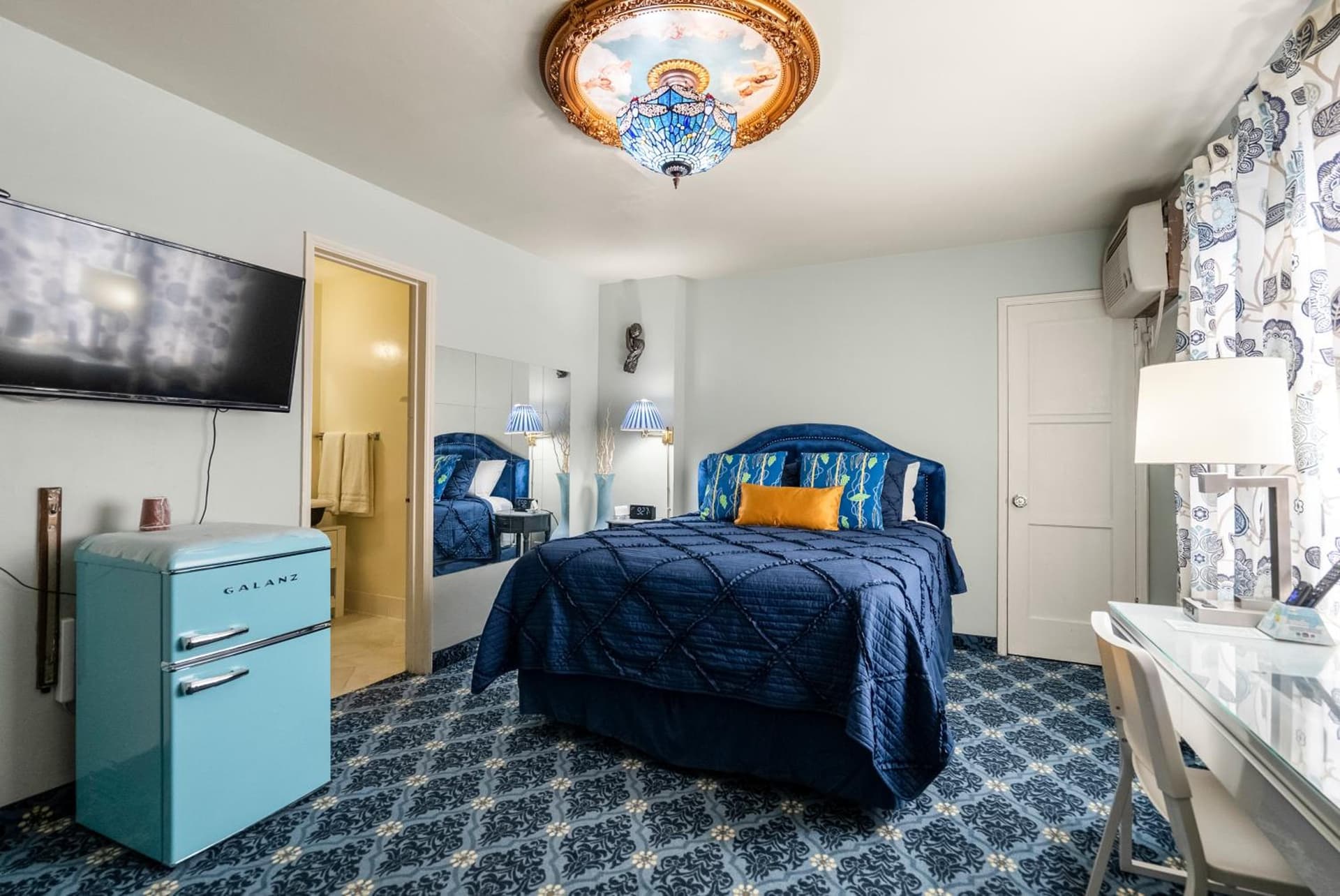 HARRY'S MAN CAVE - A Vintage Motel on the Historic 395 route - The New Star Motel Experience gallery photo in Moreno Valley, CA — image 12