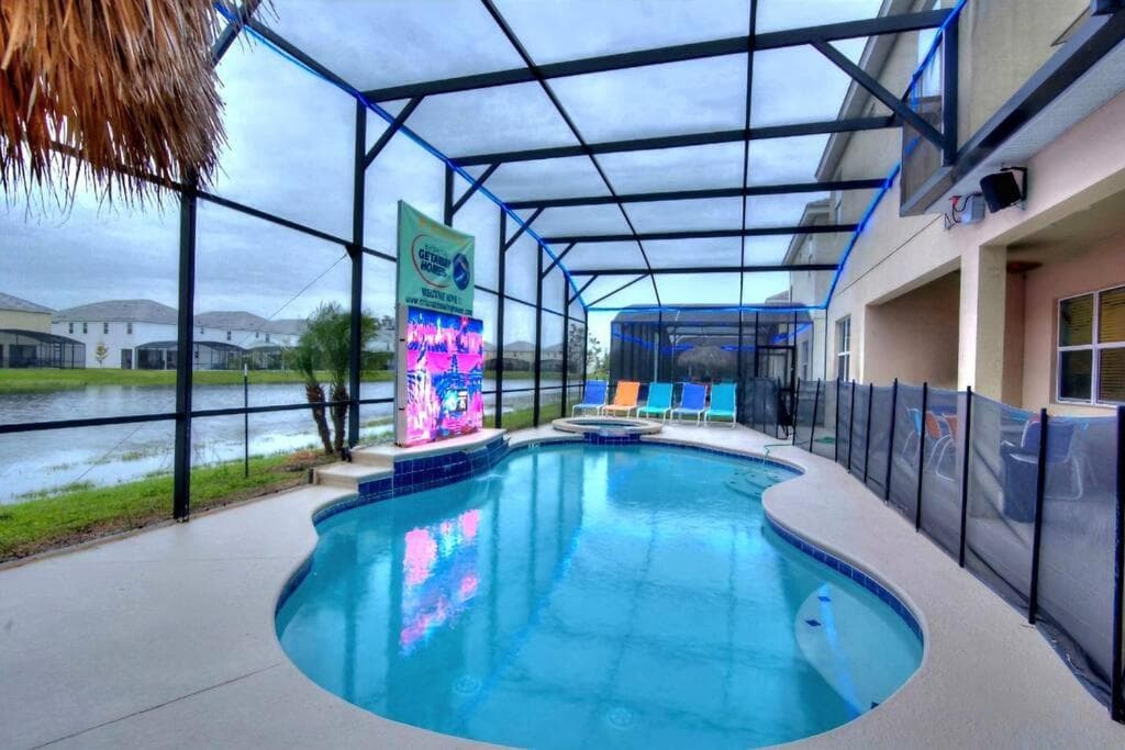 Sports teamLuxurious 14 bed & bowling alley property views in Kissimmee, FL — gallery photo 3