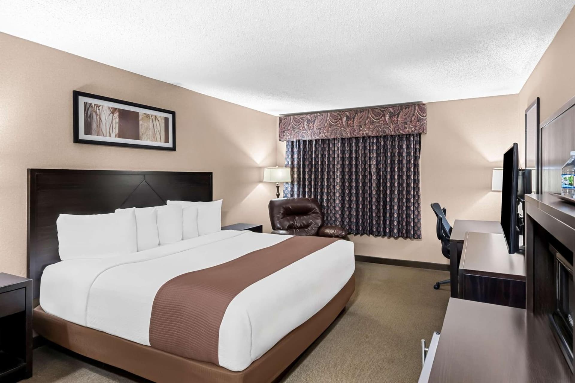 Heartland Inn & Suites, SureStay Collection by Best Western interior in Park Rapids, MN — gallery photo 2