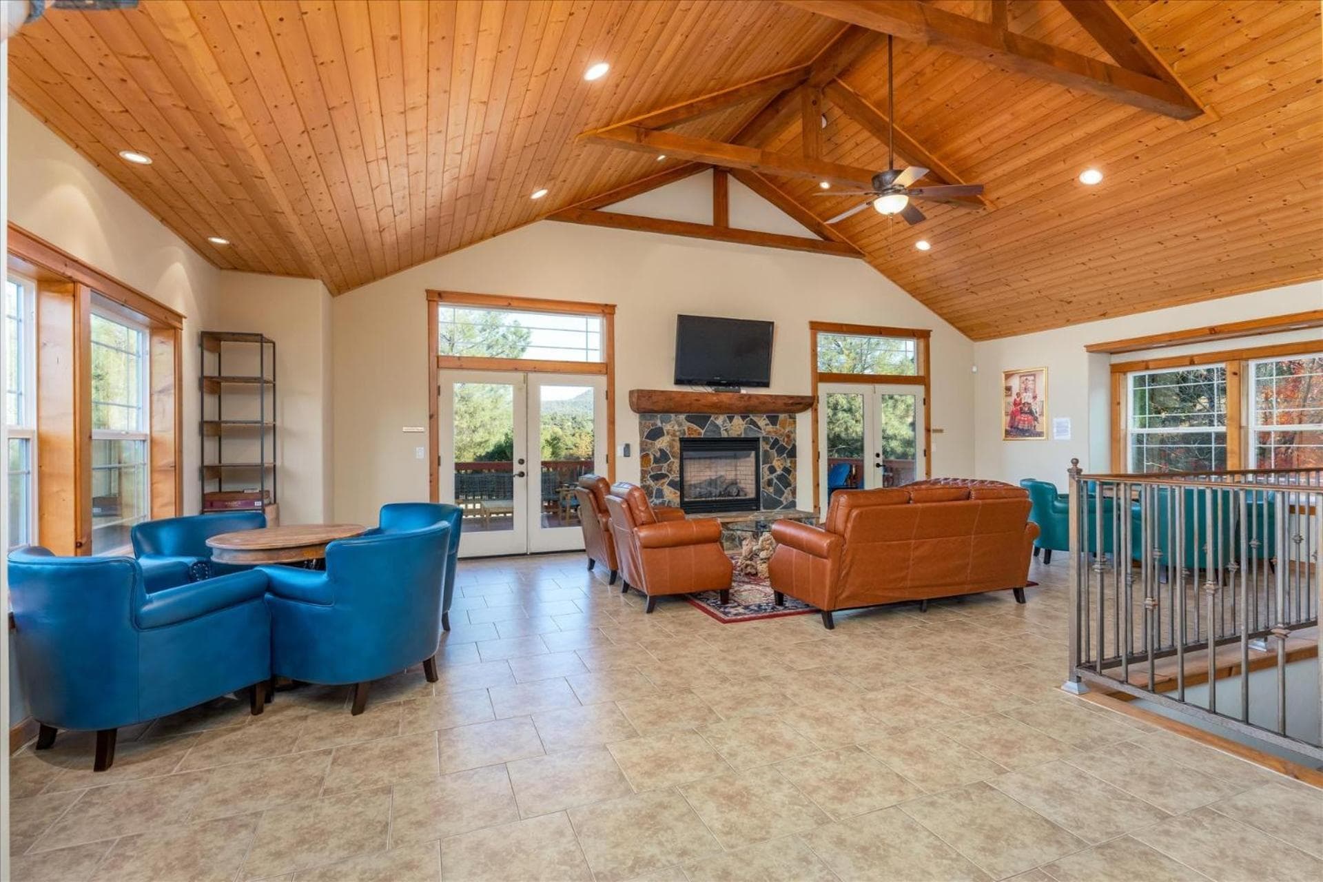 Rathore Von Liecthi Lodge with spaarcade roomplayground and more property views in Oakhurst, CA — gallery photo 3