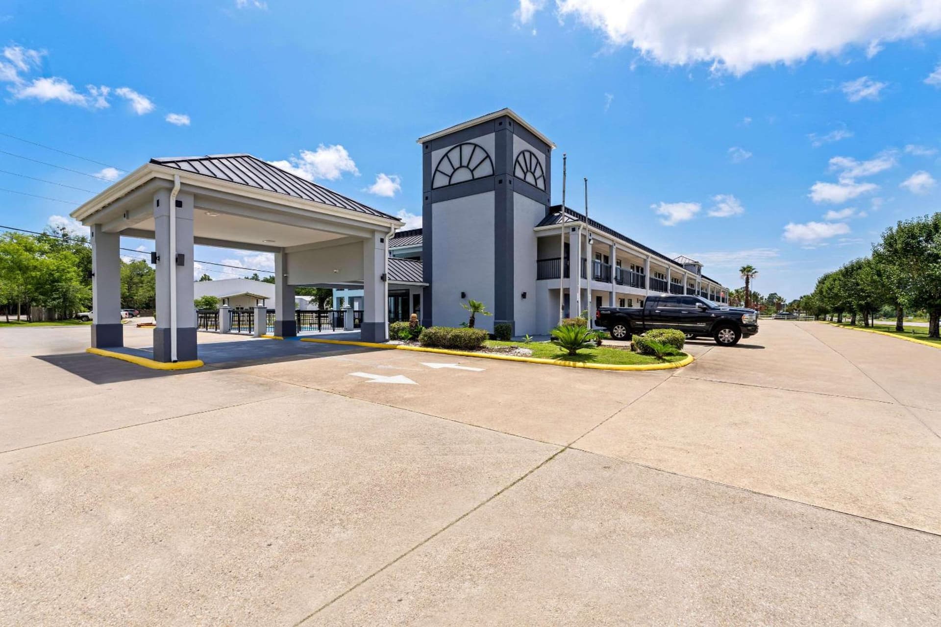 Econo Lodge Inn & Suites Ocean Springs - Biloxi interior in Ocean Springs, MS — gallery photo 2