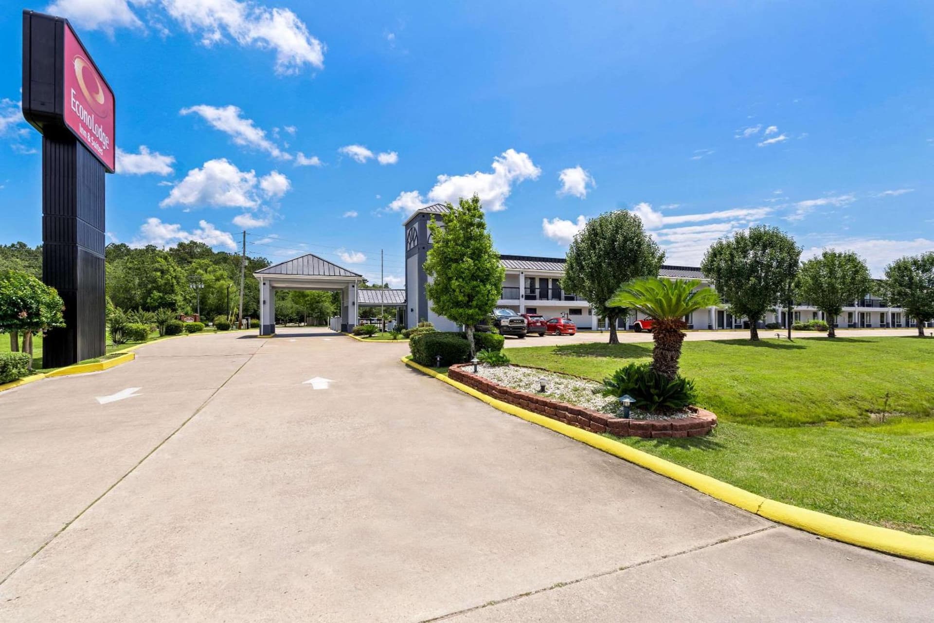 Econo Lodge Inn & Suites Ocean Springs - Biloxi property views in Ocean Springs, MS — gallery photo 3