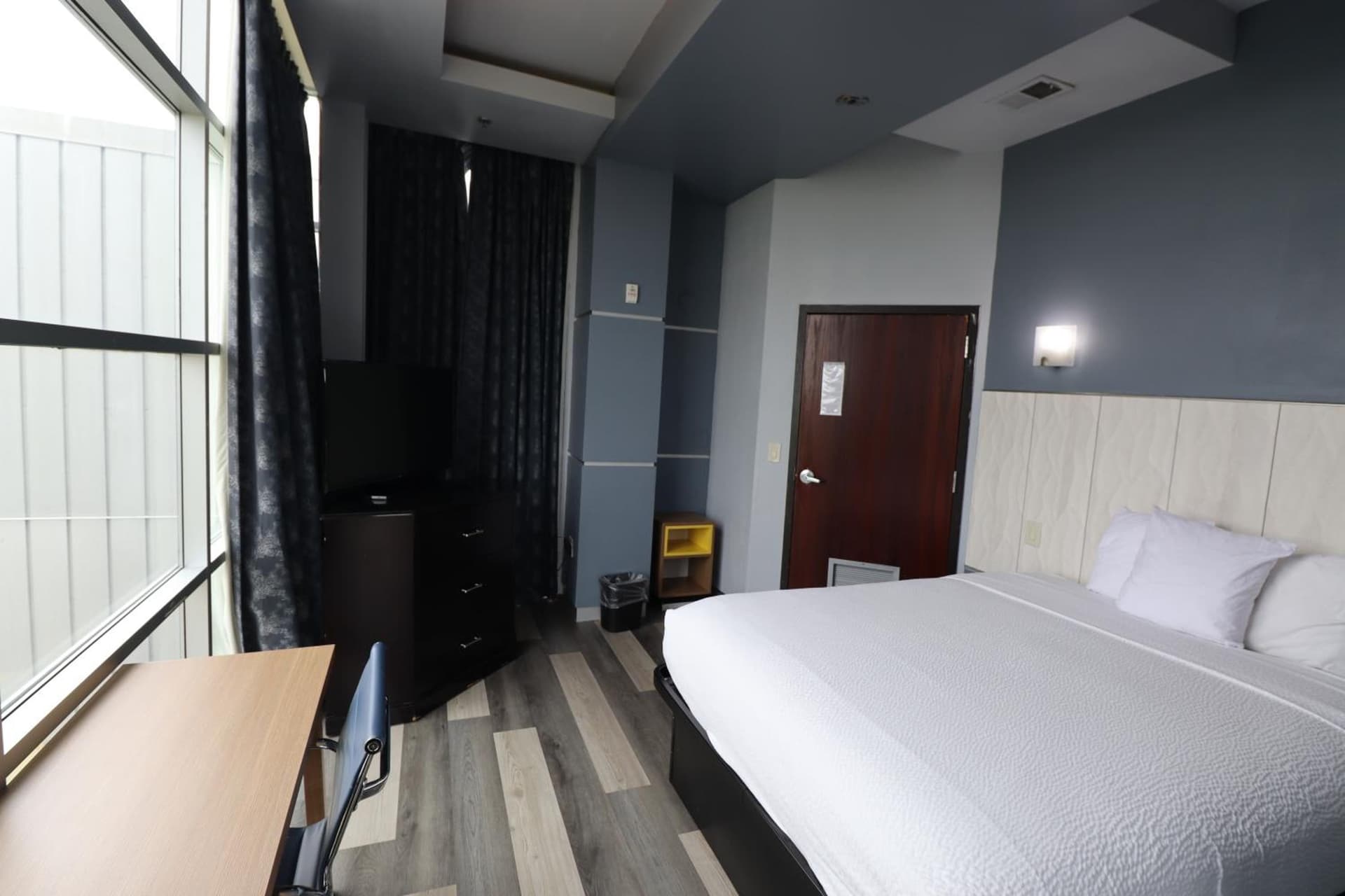 Days Inn & Suites by Wyndham Milwaukee gallery photo in Milwaukee, WI — image 14