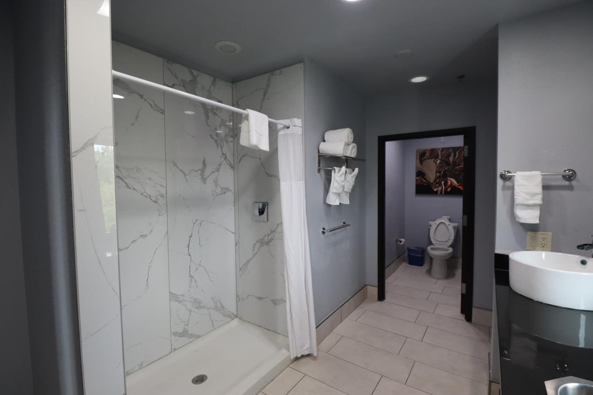 Days Inn & Suites by Wyndham Milwaukee gallery photo in Milwaukee, WI — image 22