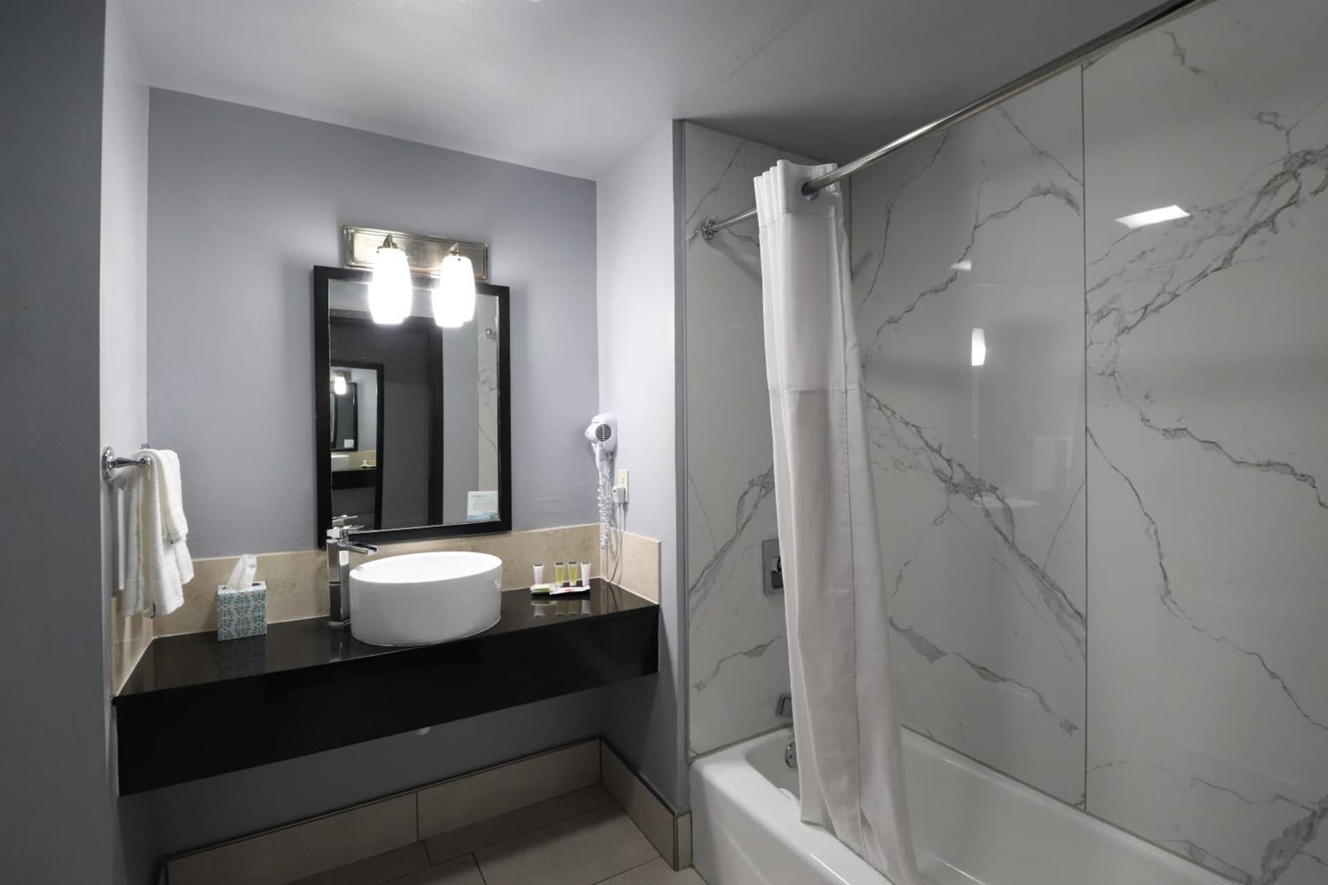 Days Inn & Suites by Wyndham Milwaukee gallery photo in Milwaukee, WI — image 38